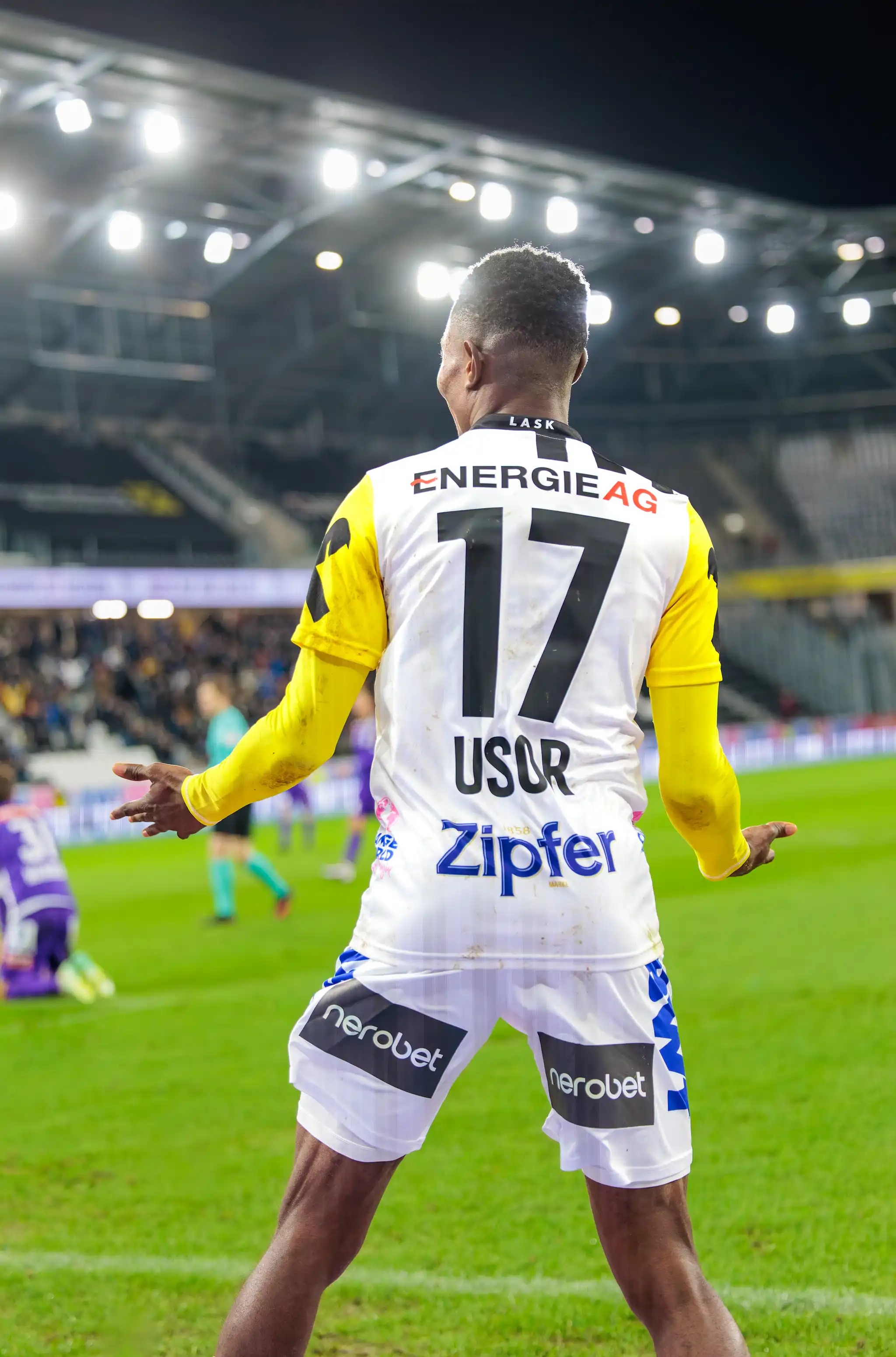 Rückenansicht eines LASK-Fußballspielers mit der Nummer 17 und dem Namen Usor auf dem Spielfeld der Raiffeisen Arena in Linz 