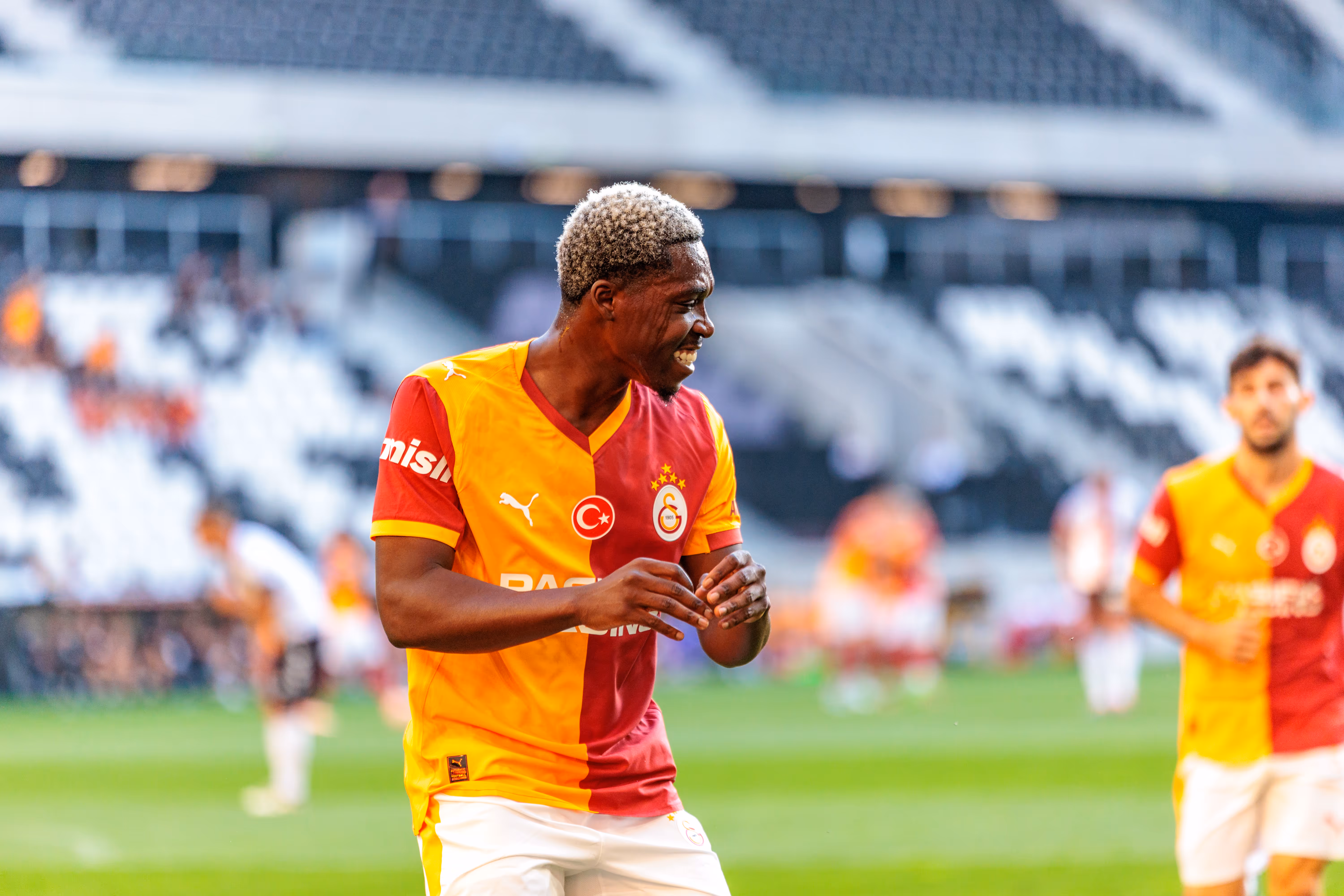 Ein Fußballspieler von Galatasaray Istanbul lächtelt nach einem Torerfolg bei einem Vorbereitungsspiel in der Raiffeisen Arena