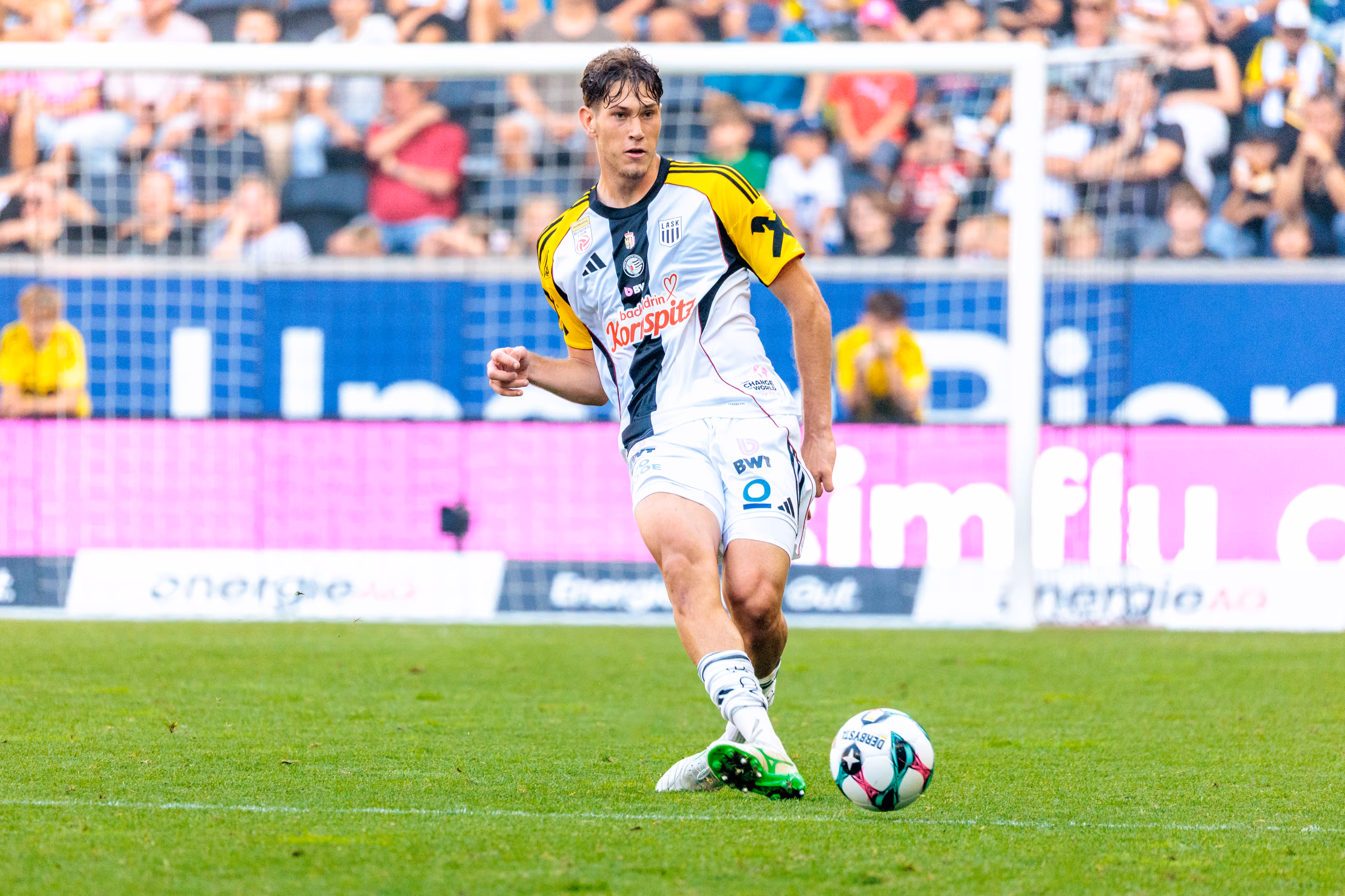 LASK-Stürmer Samuel Adeniran führt während des Linzer Derbys gegen Blau-Weiß Linz den Ball konzentriert am Fuß