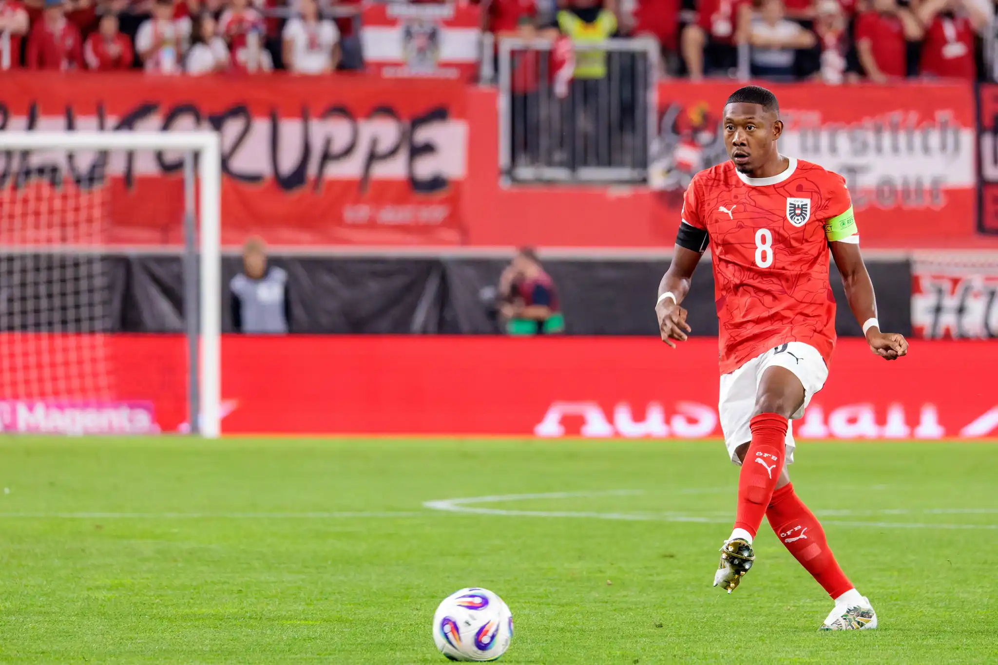 Der österreichische Fußballspieler David Alaba im roten Trikot mit der Nummer 8 ist am Ball während des WM-Qualifikationsspiels gegen Zypern