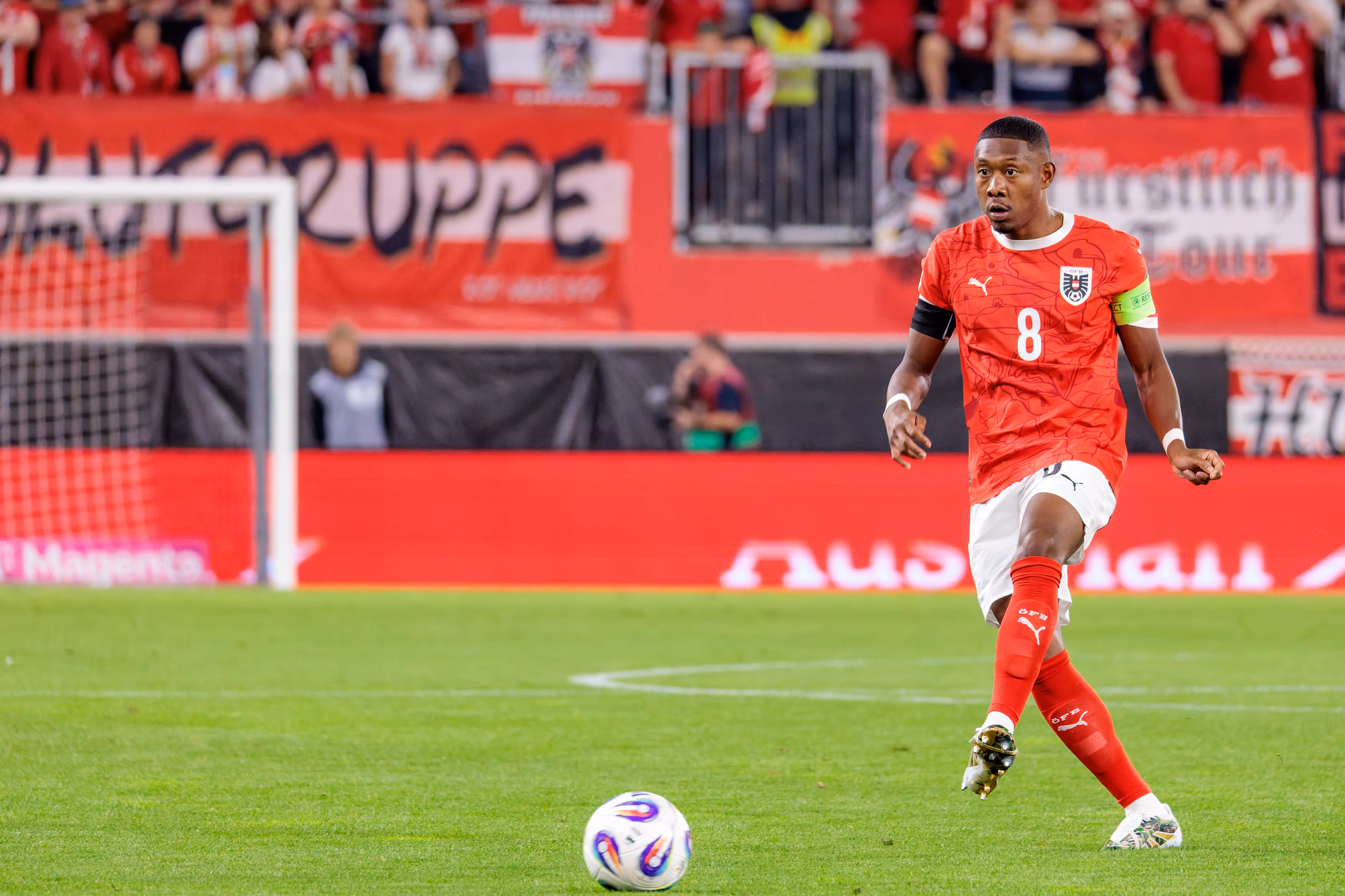 Der österreichische Fußballspieler David Alaba im roten Trikot mit der Nummer 8 ist am Ball während des WM-Qualifikationsspiels gegen Zypern