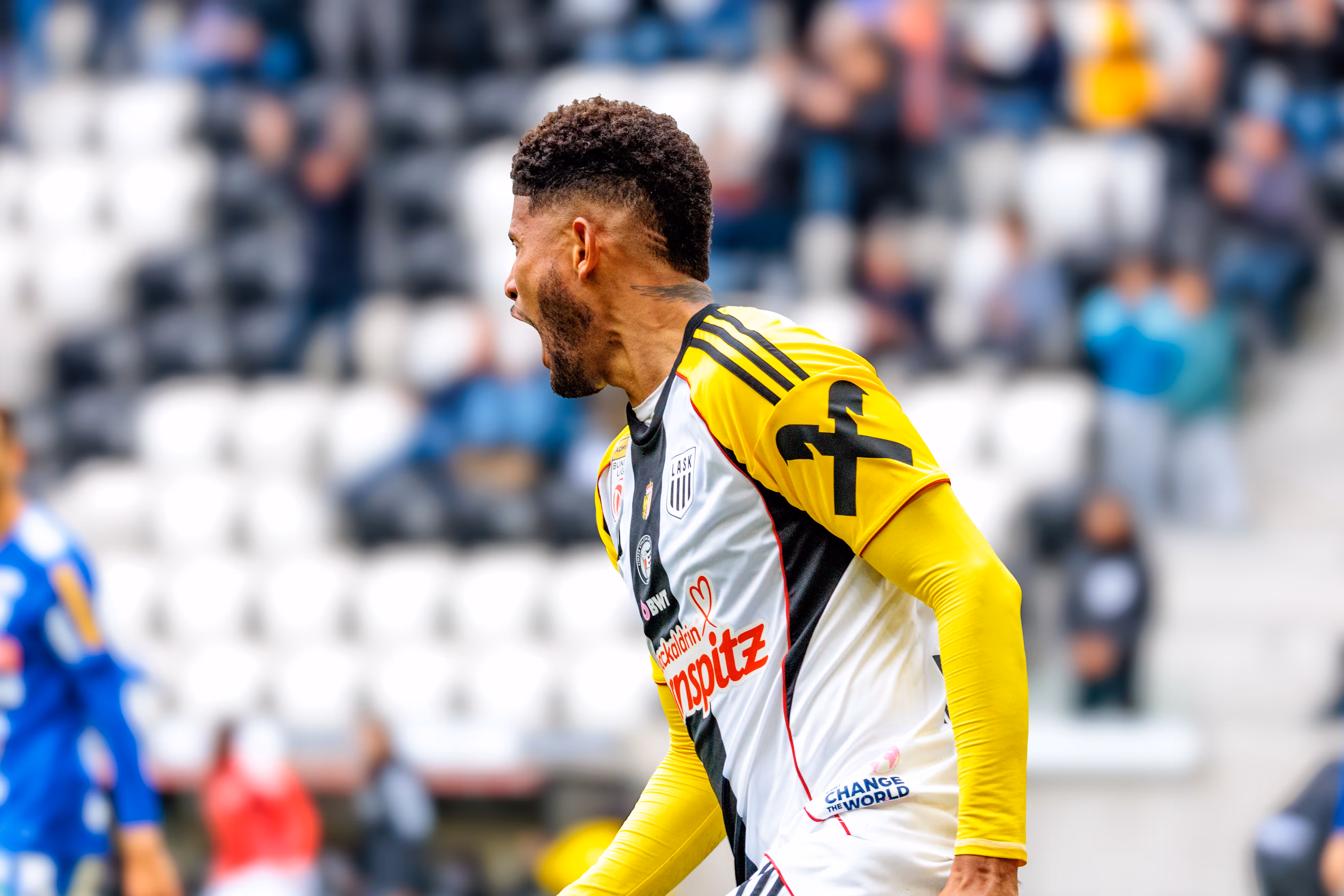 Der LASK-Spieler Andrés Andrade jubelt im Profil mit einem lauten Schrei über sein entscheidendes Kopfballtor zum 3:3 gegen den TSV Hartberg