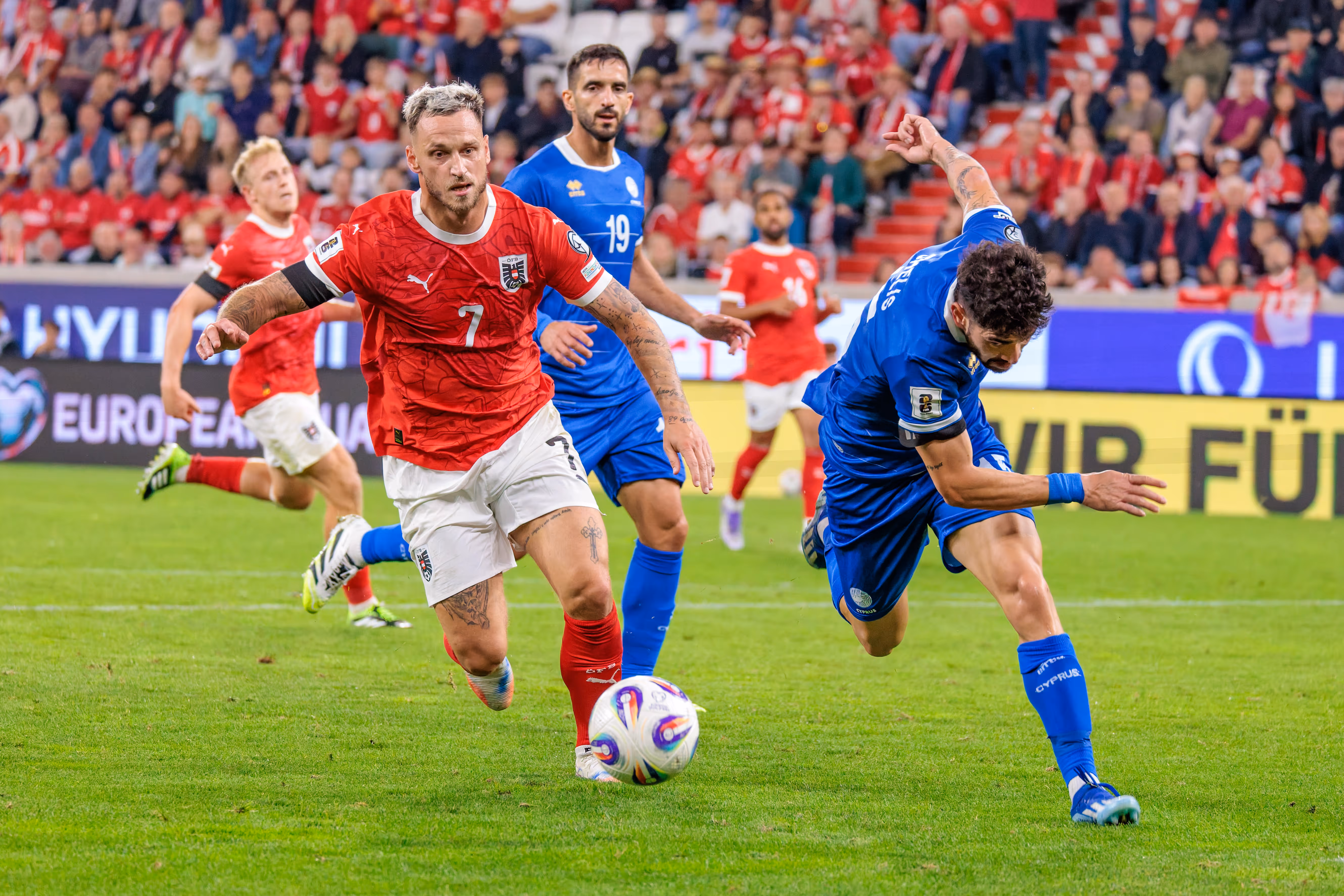 Marko Arnautović (Österreich) im Ballkampf mit im zypriotischen Strafraum, der zypriotische Spieler taumelt etwas