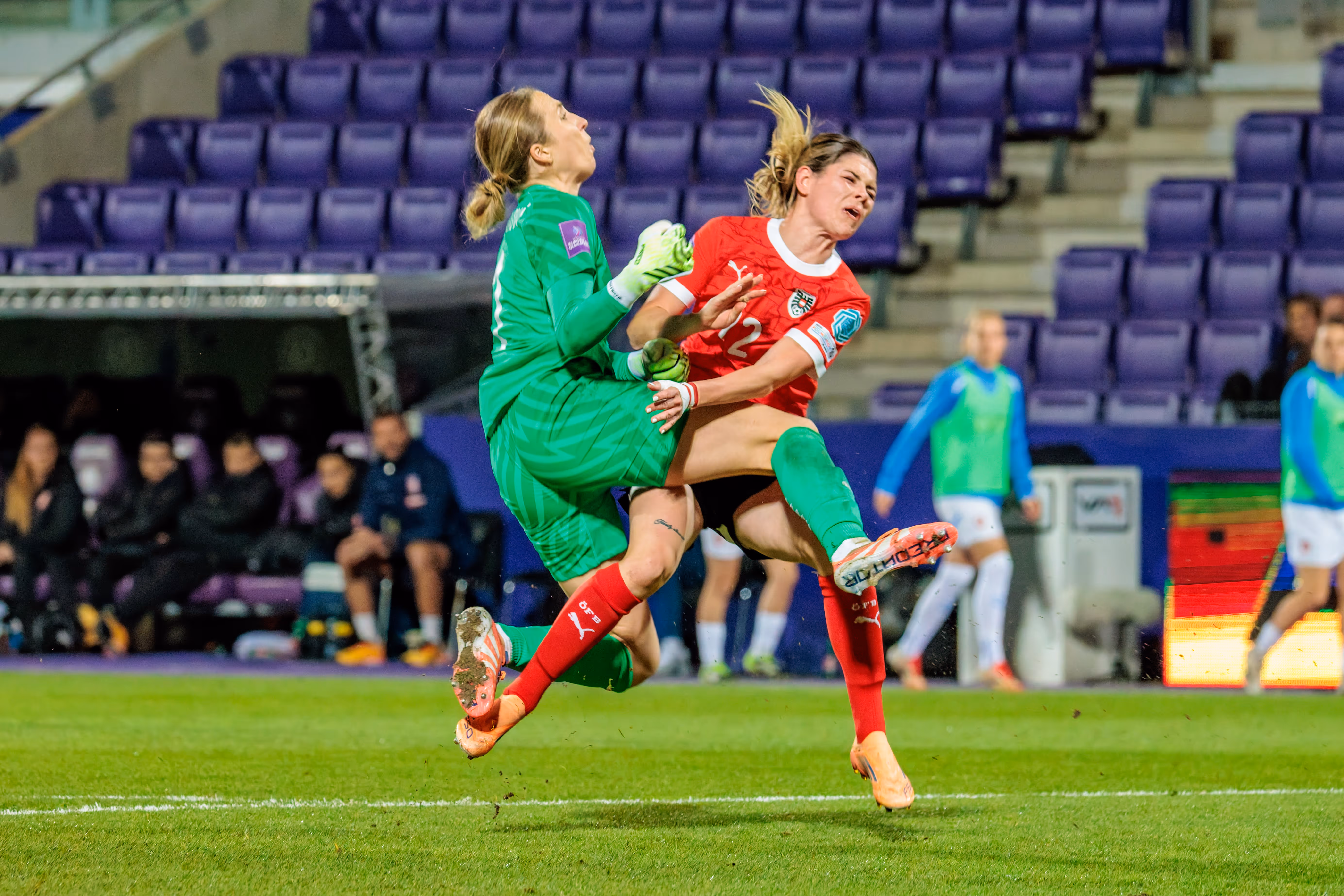 Die tschechische Torhüterin Barbora Votíková foult die österreichische Stürmerin Eileen Campbell im Strafraum mit einem hohen Knieeinsatz, was zu einem Elfmeter führt