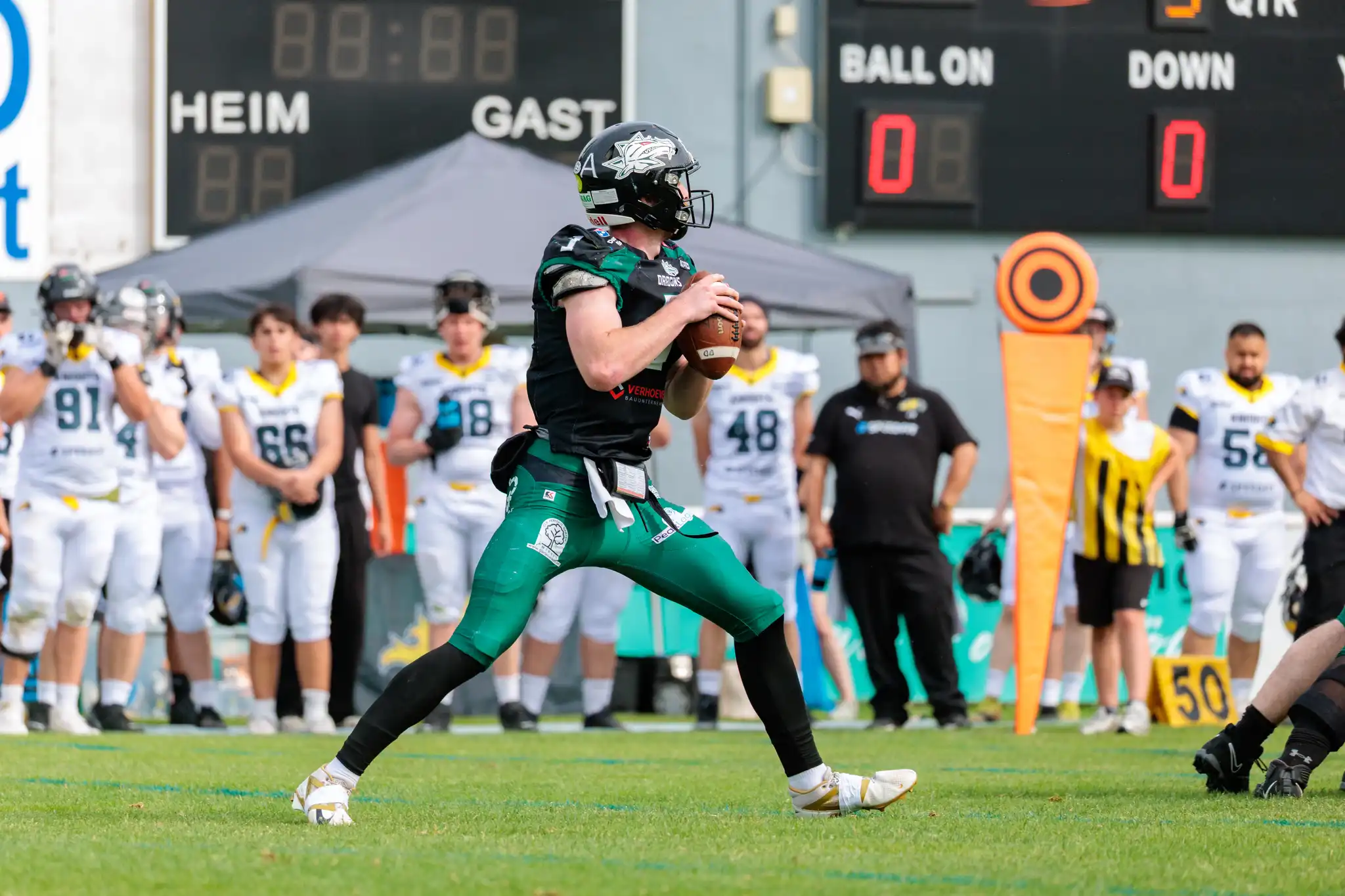 Quarterback der Danube Dragons in einer Spielszene gegen die Vienna Knights in der Austrian Football League