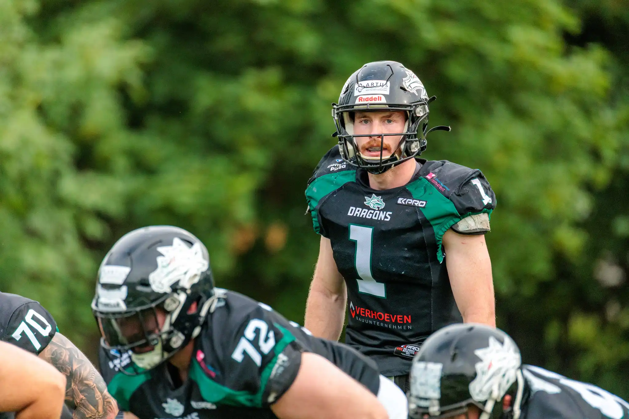 Quarterback der Danube Dragons während eines intensiven American Football Spiels gegen die Vienna Knights