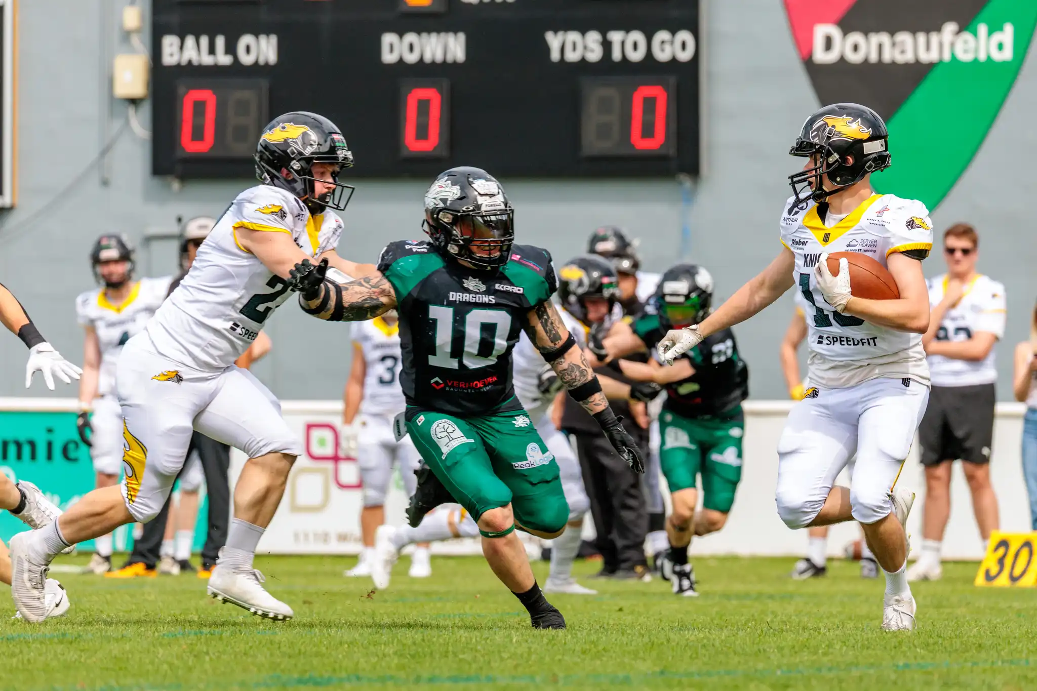 Actionreiche Szene beim AFL Spiel zwischen Danube Dragons und Vienna Knights