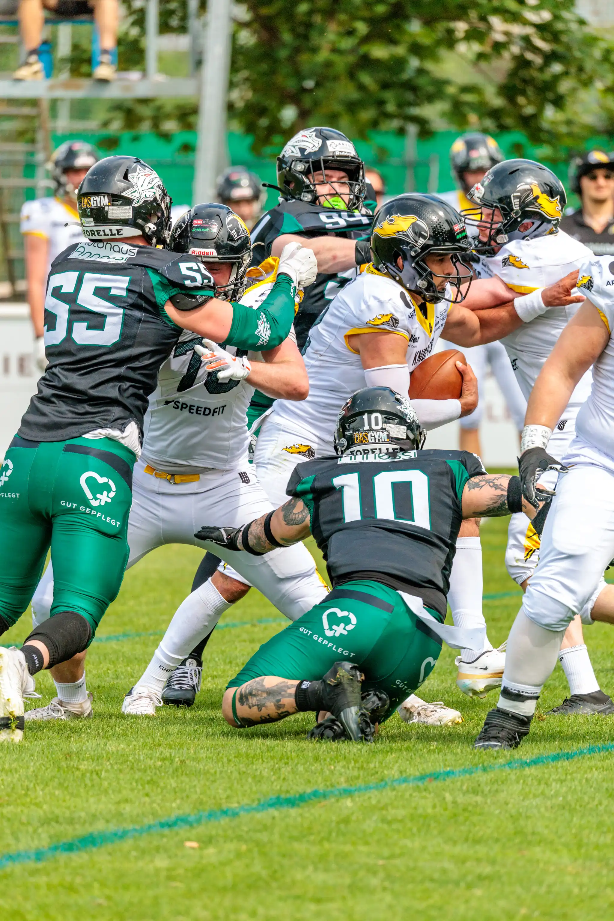 Actionreiche Szene beim American Football Spiel zwischen den Danube Dragons und Vienna Knights