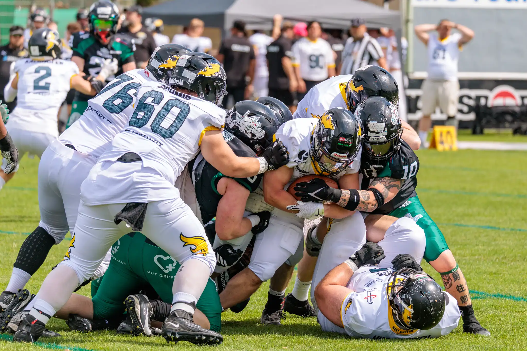 Actionreiche Tackling-Szene zwischen den Danube Dragons und Vienna Knights beim American Football Spiel