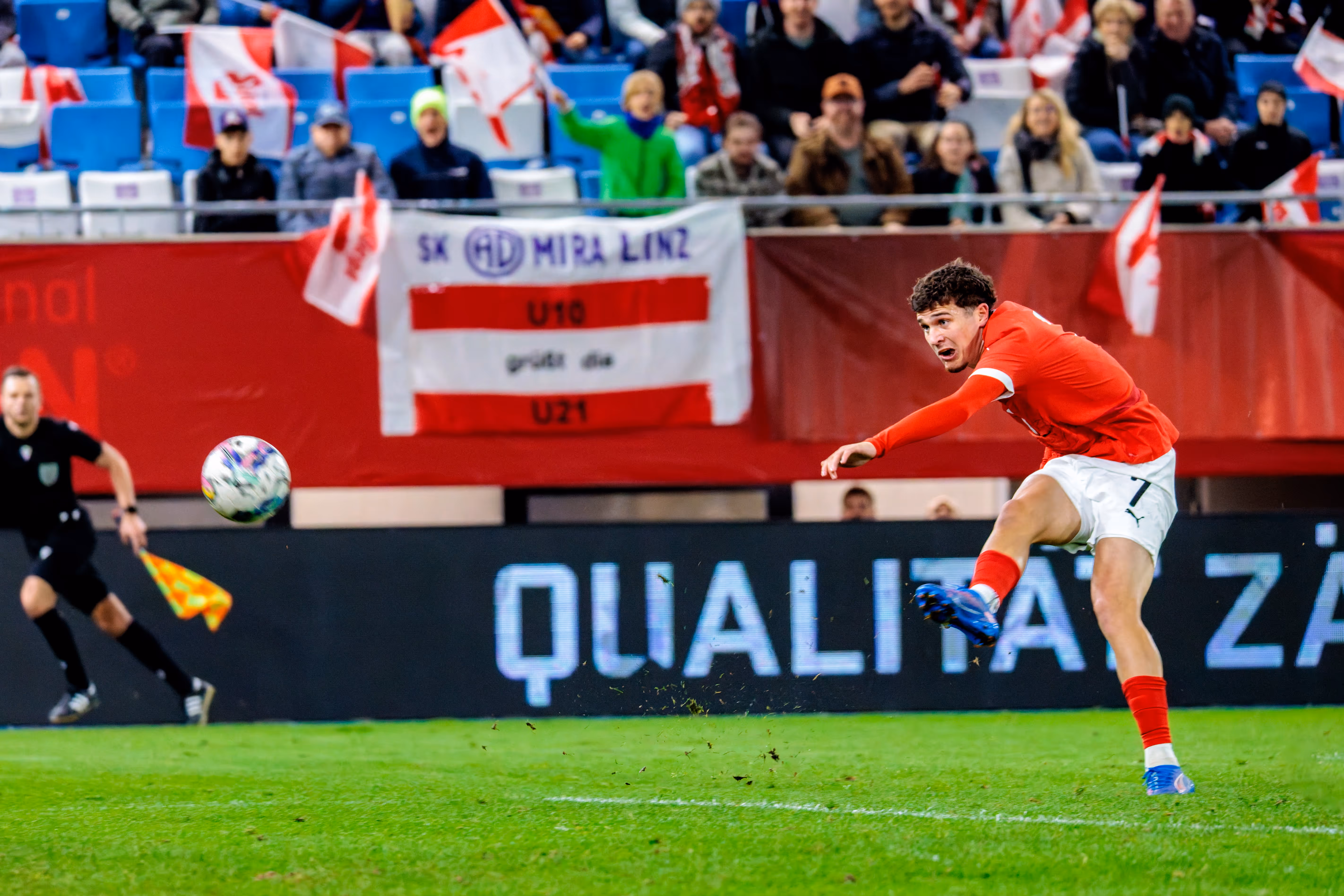 Österreichs U21-Spieler Moritz Wels zieht im roten Trikot mit der Nummer 7 bei einem Distanzschuss im EM-Qualifikationsspiel gegen Wales kraftvoll ab