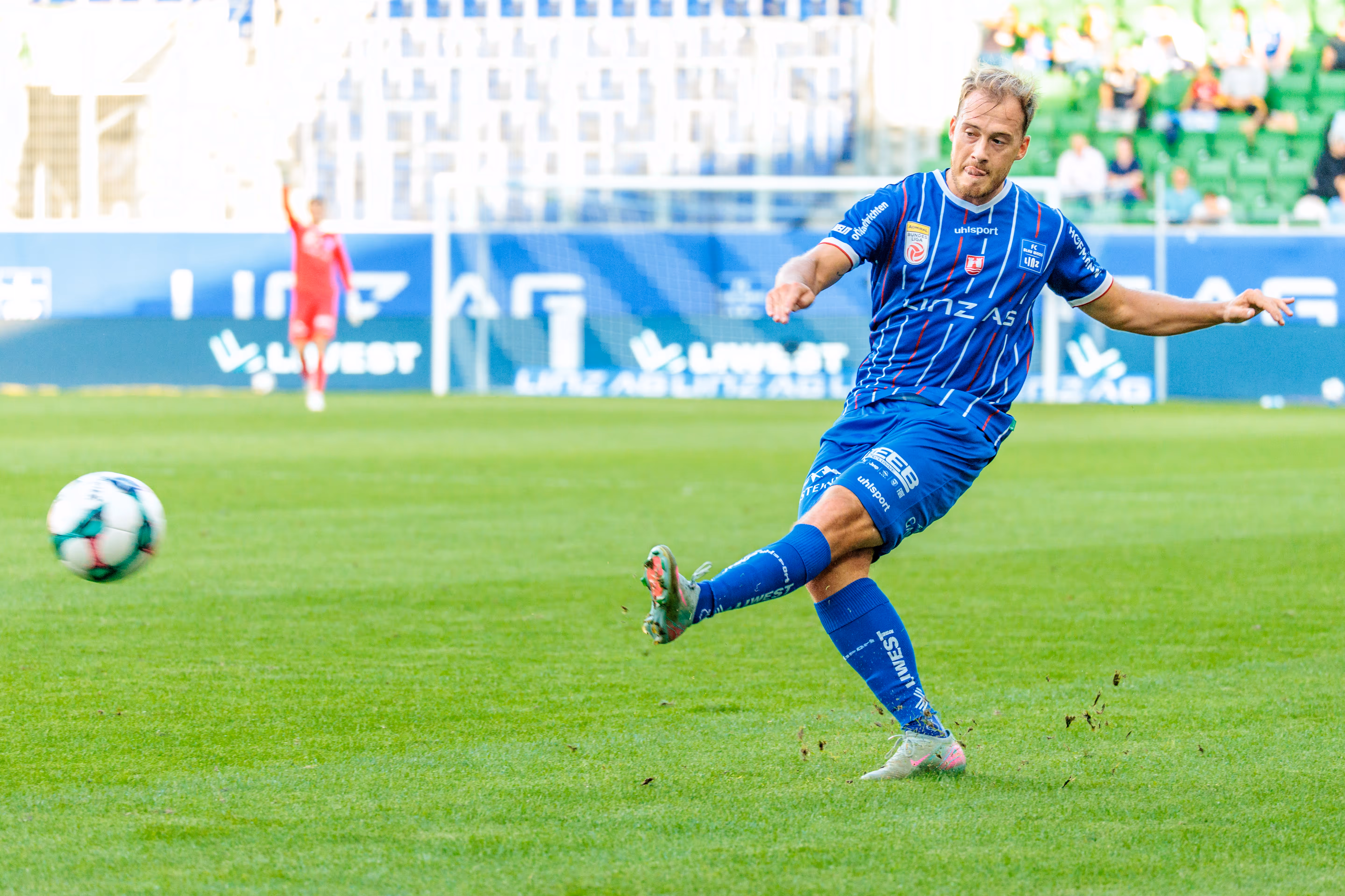 Der Fußballspieler Dominik Reiter vom FC Blau-Weiß Linz schlägt während des Bundesligaspiels mit voller Konzentration und einem kraftvollen Schuss eine Flanke