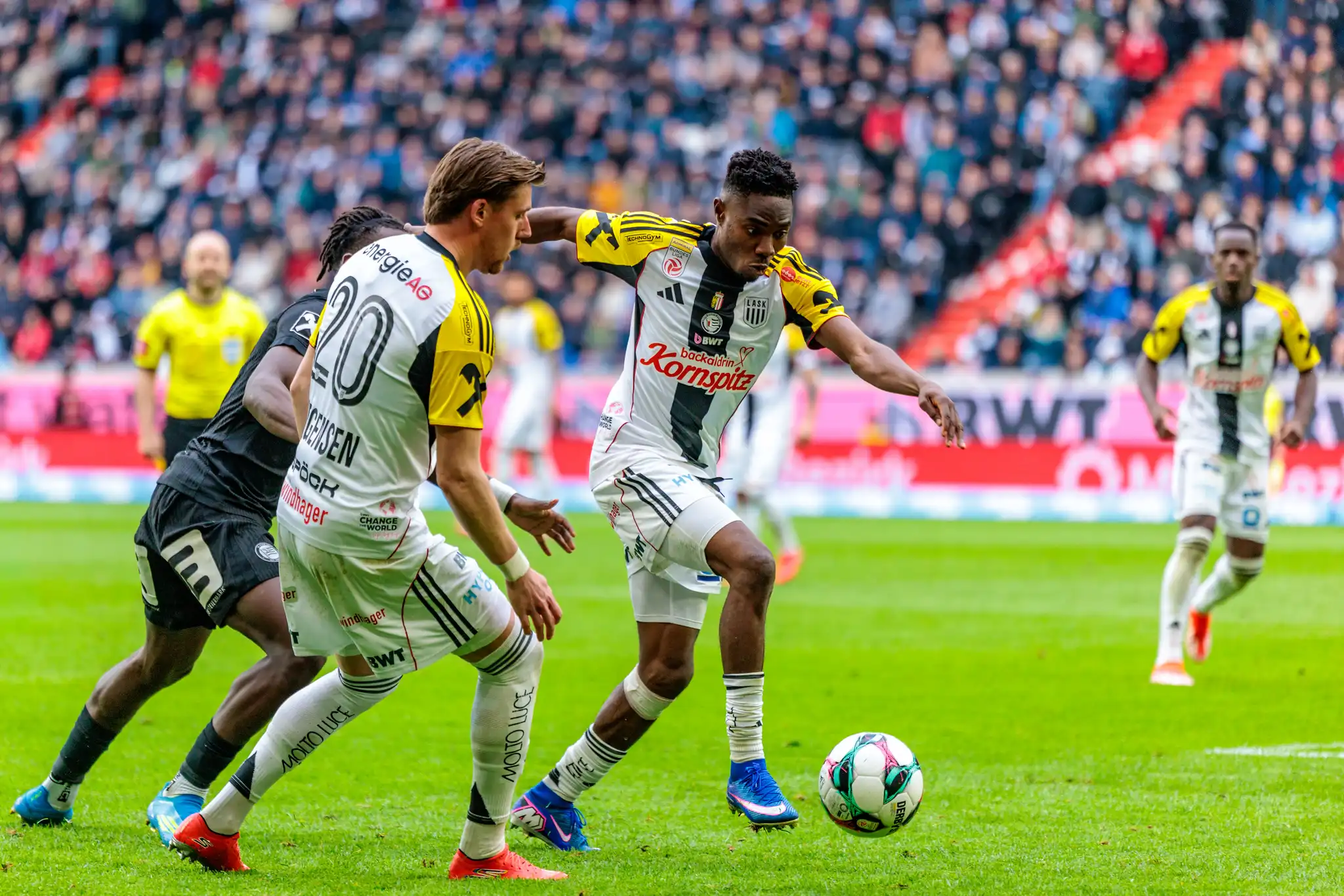 Ein LASK-Spieler dribbelt den Ball an einem Sturm-Graz-Verteidiger vorbei