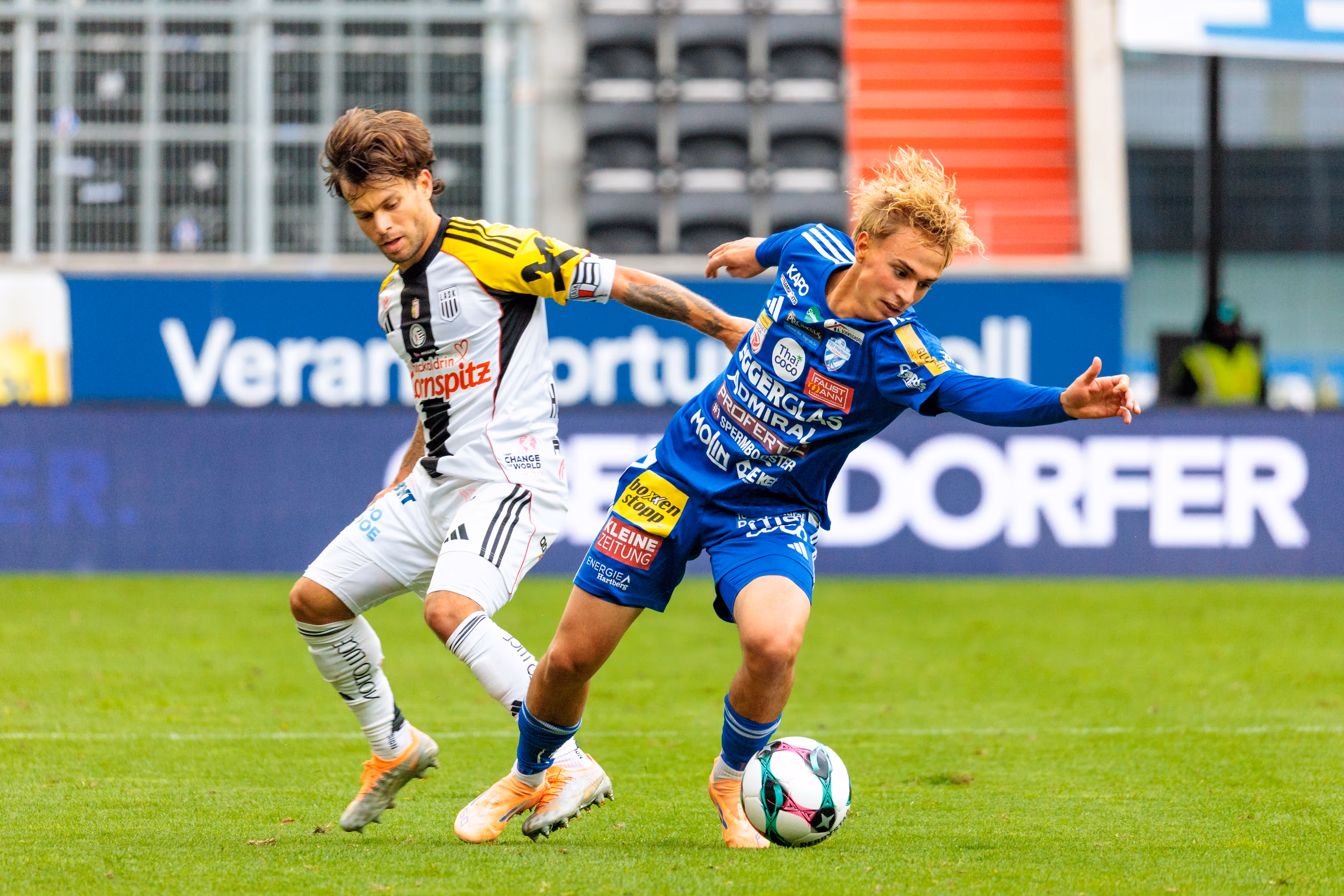 LASK-Spieler Florian Flecker kämpft im Zweikampf gegen Maximilian Hennig vom TSV Hartberg, der den Ball führt