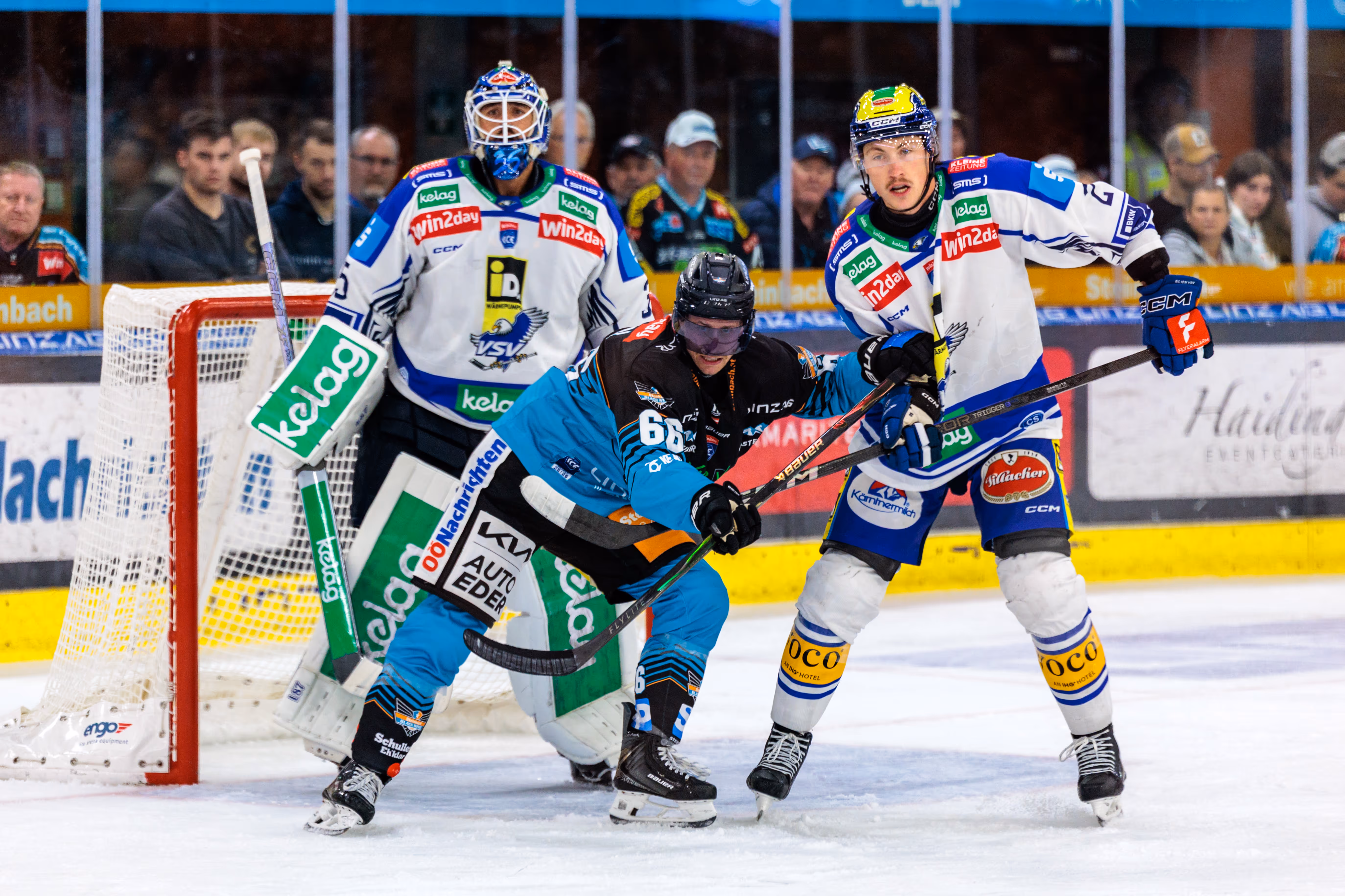 Stefan Gaffal von den Steinbach Black Wings Linz kämpft im Spiel gegen den EC VSV energisch um eine gute Schussposition direkt vor dem gegnerischen Torwart