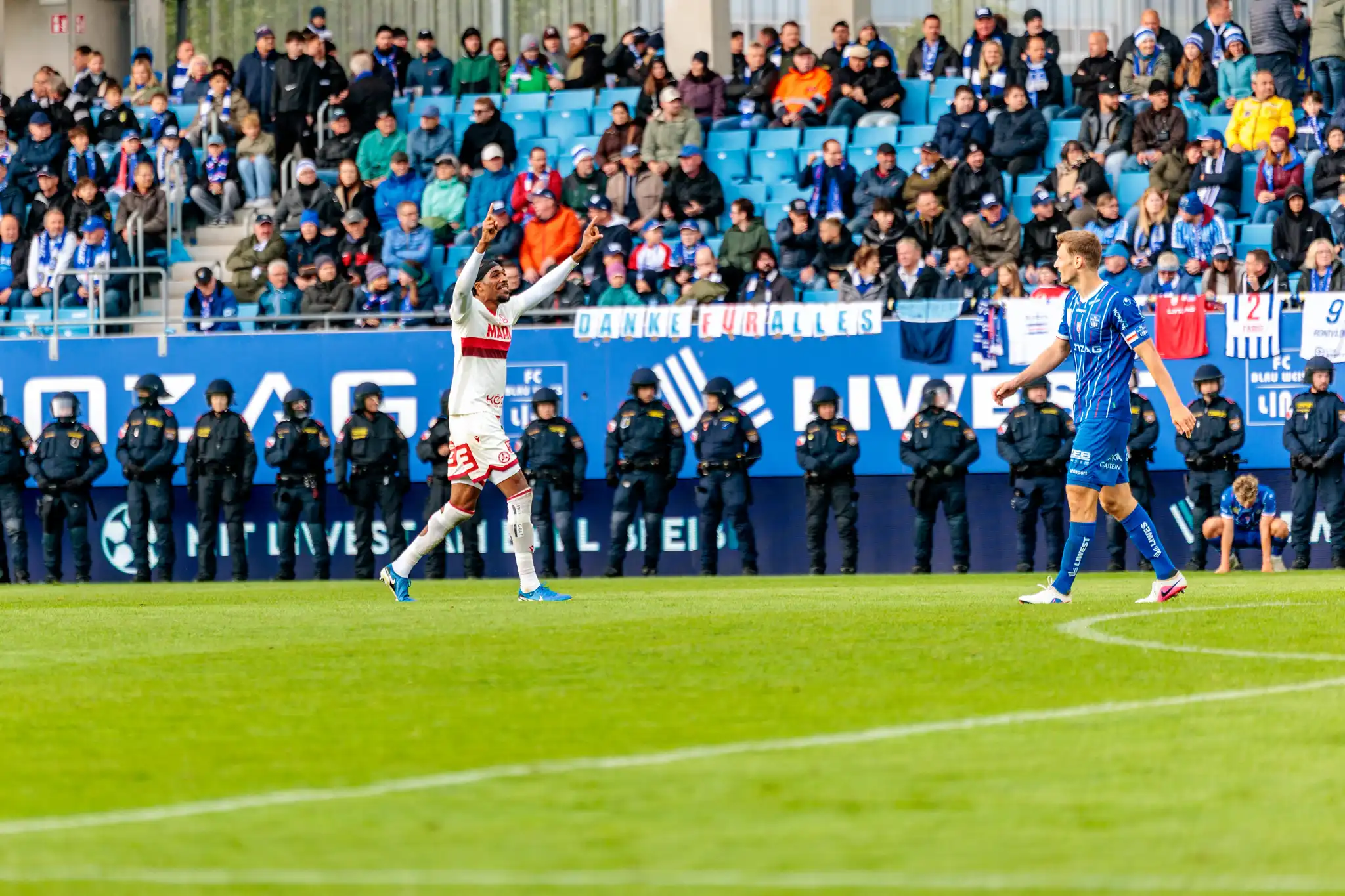Jubelende Spieler des Grazer AK feiern nach dem erfolgreichen Klassenerhalt in der Bundesliga
