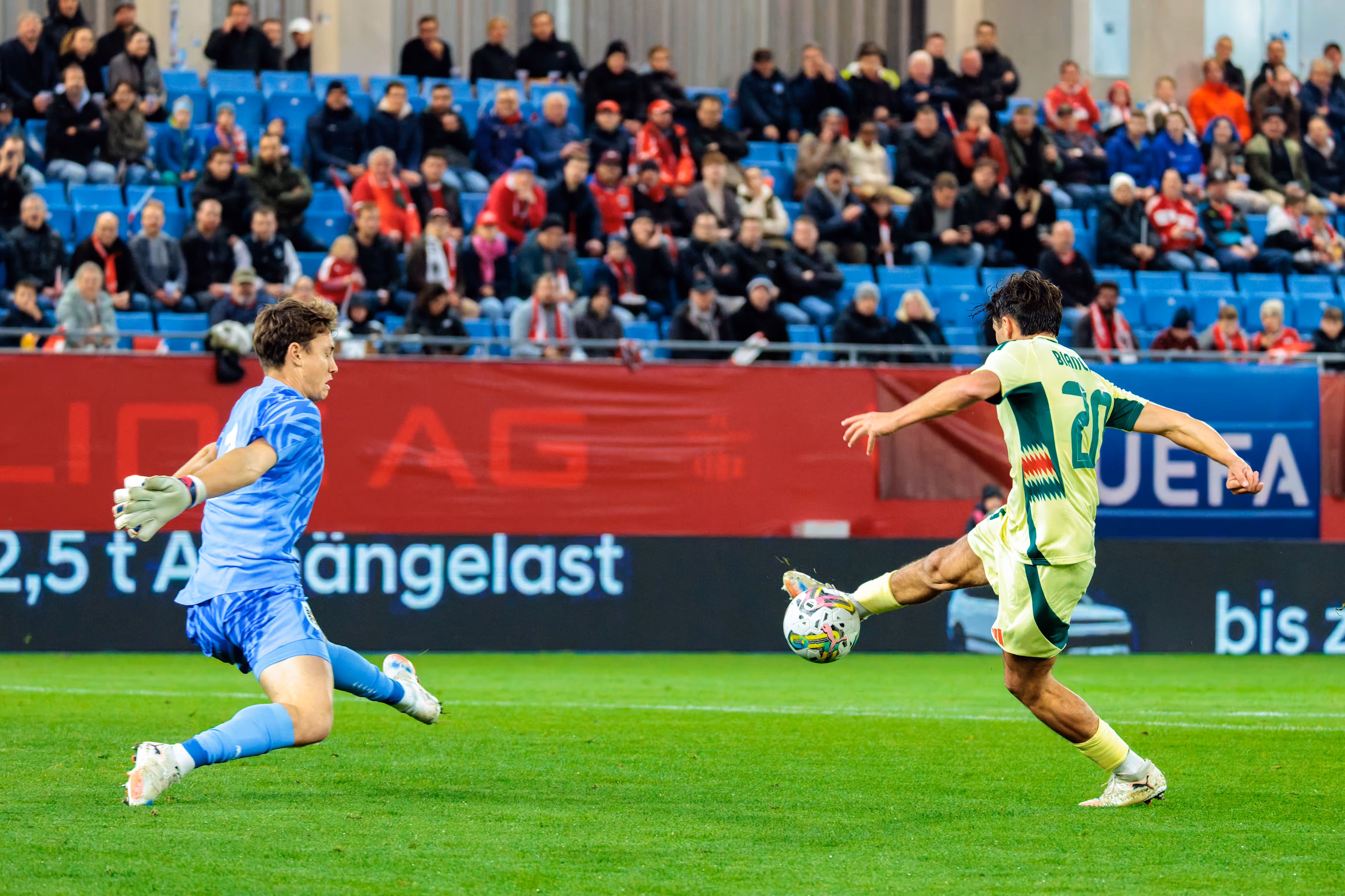 Der walisische Stürmer Gabriele Biancheri erzielt im U21-EM-Qualifikationsspiel mit einem Schuss das Tor gegen den österreichischen Tormann Lukas Jungwirth, der vergeblich hechtet