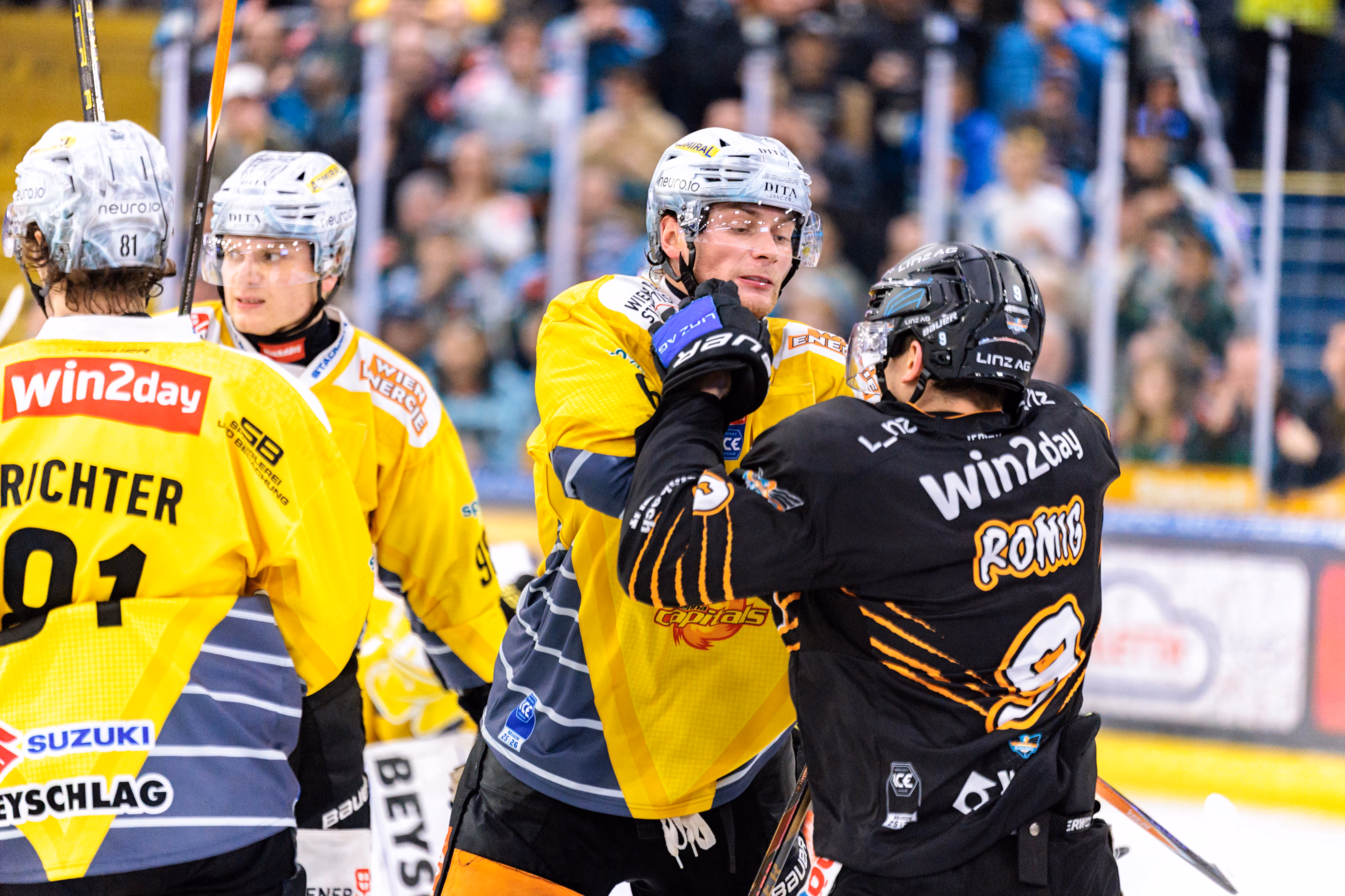 Emil Romig von den Black Wings Linz liefert sich ein hitziges Gerangel mit einem Spieler der Vienna Capitals während eines Spiels der ICE Hockey Liga