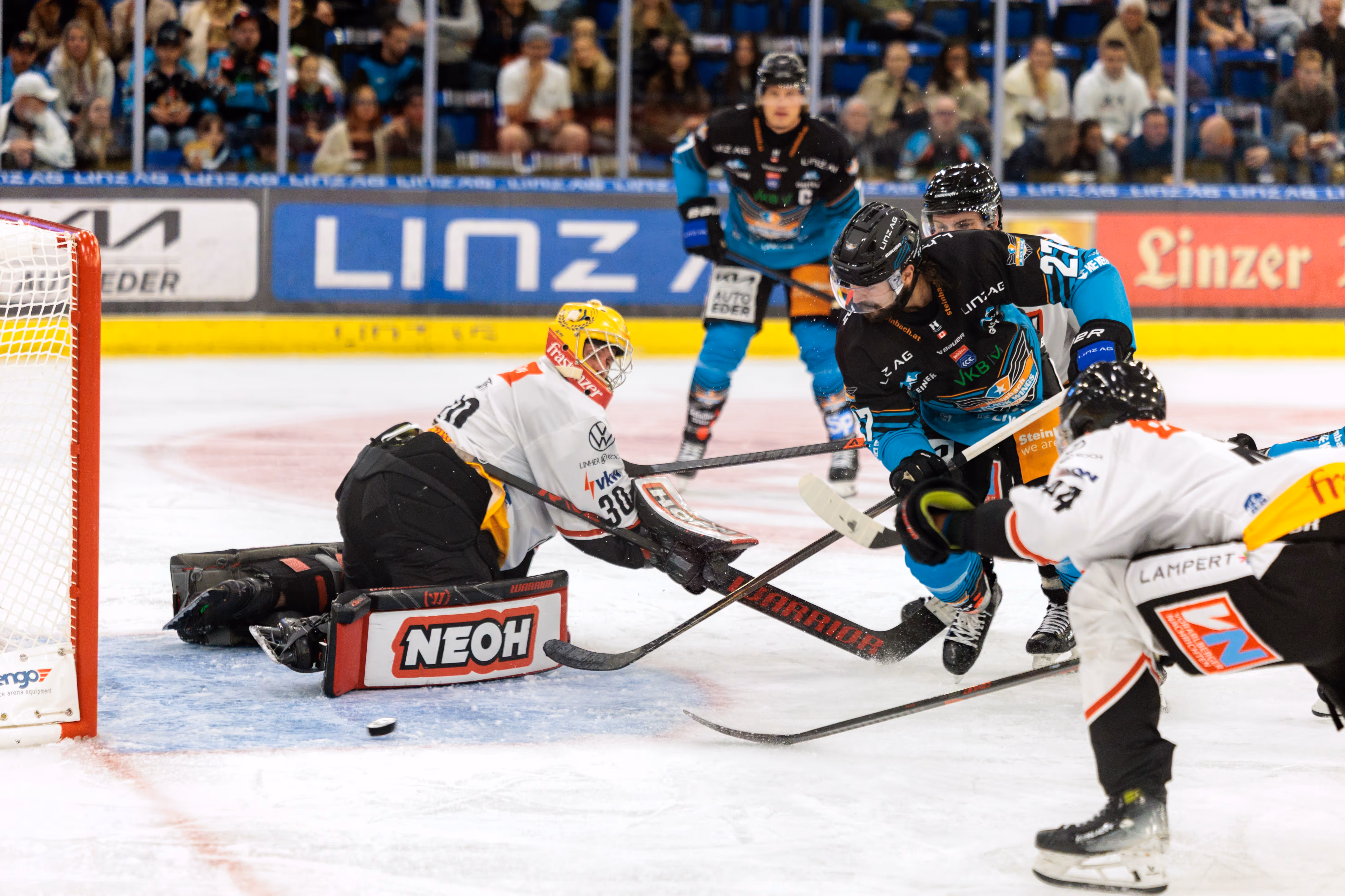 Eishockeytorhüter Alex Caffi von den Pioneers Vorarlberg ist chancenlos bei einem Schuss von Shawn St-Amant der Steinbach Black Wings Linz während eines Spiels der win2day ICE Hockey League