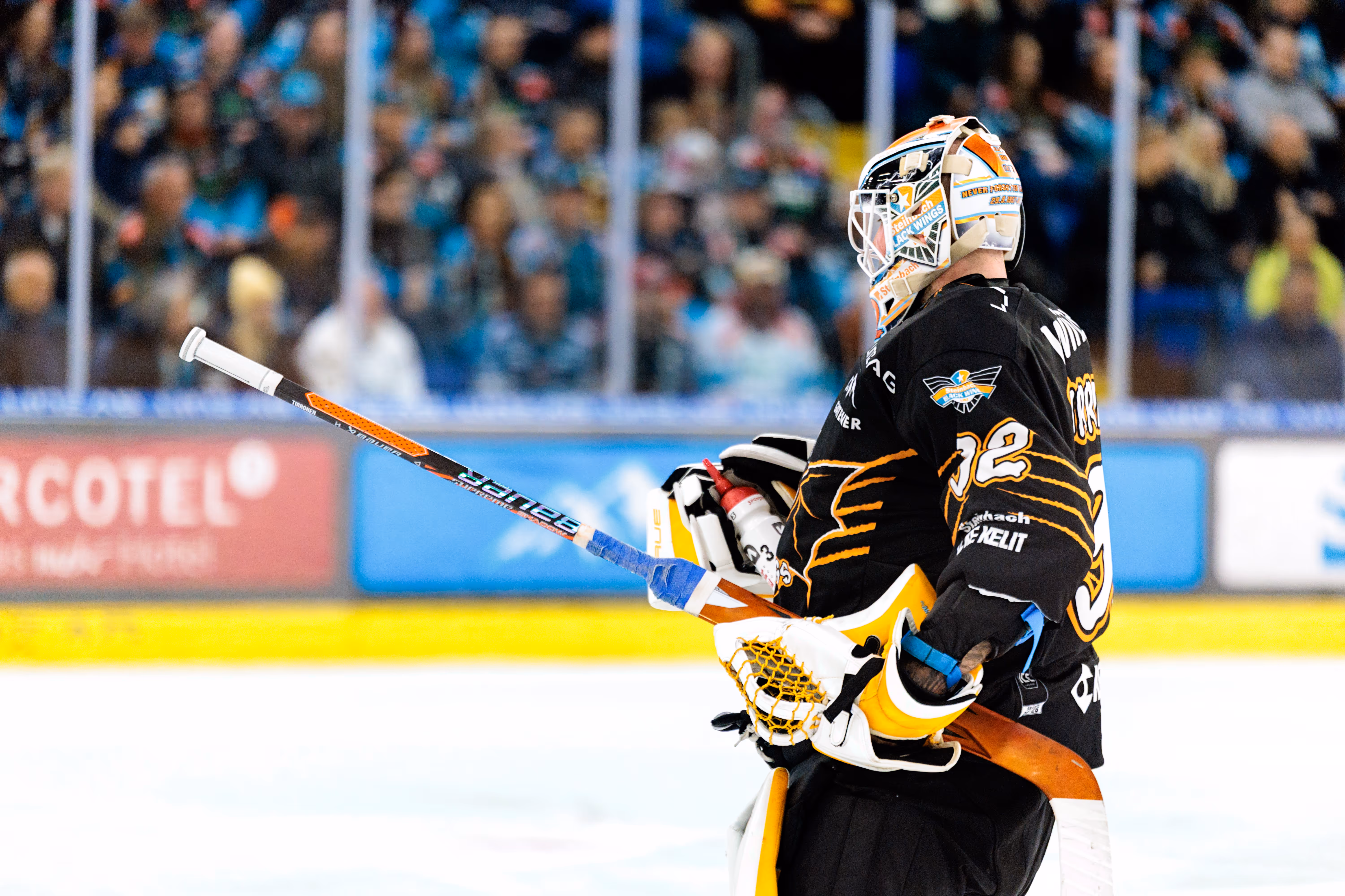 Seitenansicht des Torhüters Rasmus Tirronen von den Steinbach Black Wings in seiner schwarzen Ausrüstung während eines Eishockeyspiels