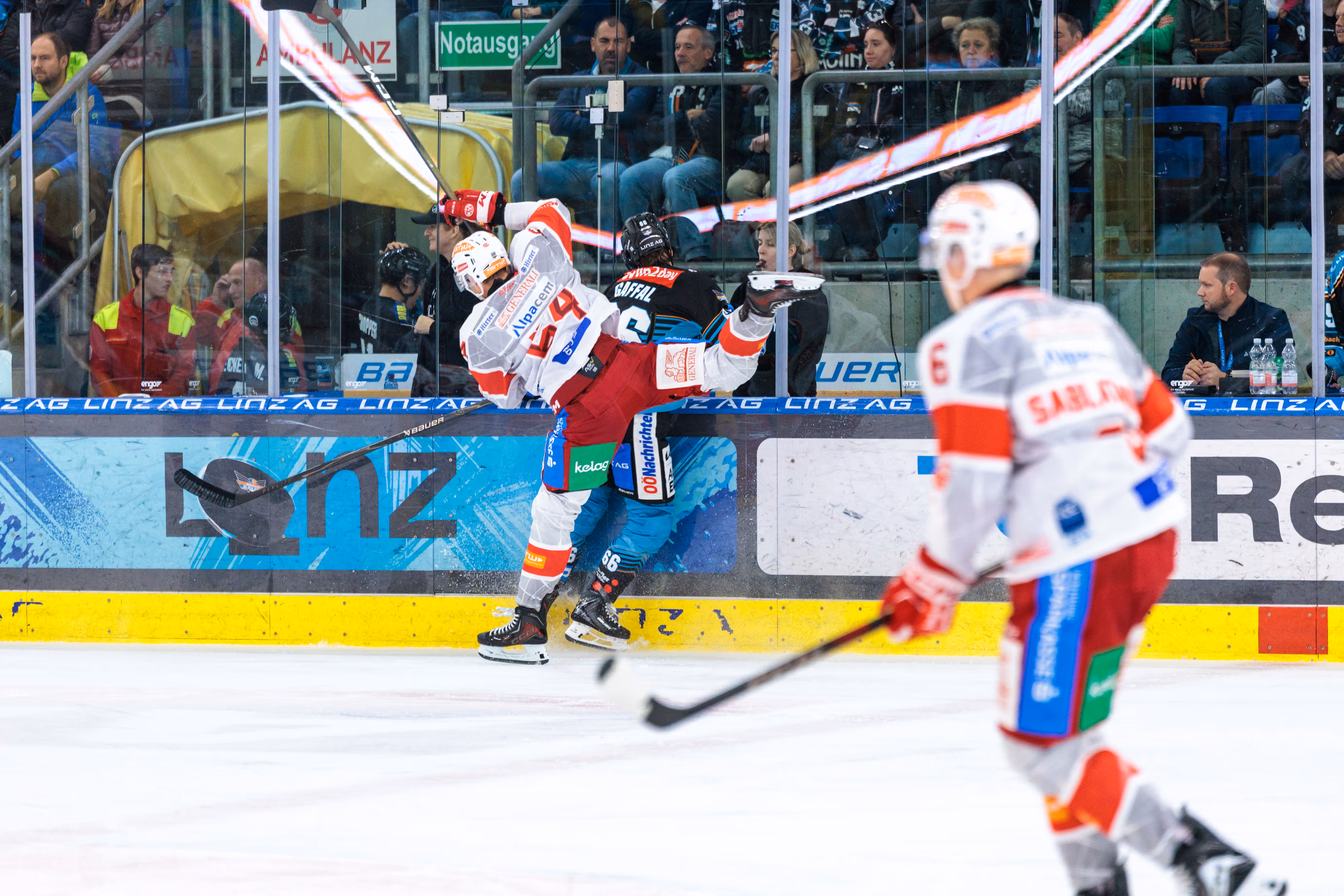 Der KAC-Spieler Raphael Herburger checkt den Linzer Stefan Gaffal in einem intensiven Eishockey-Duell hart an die Bande
