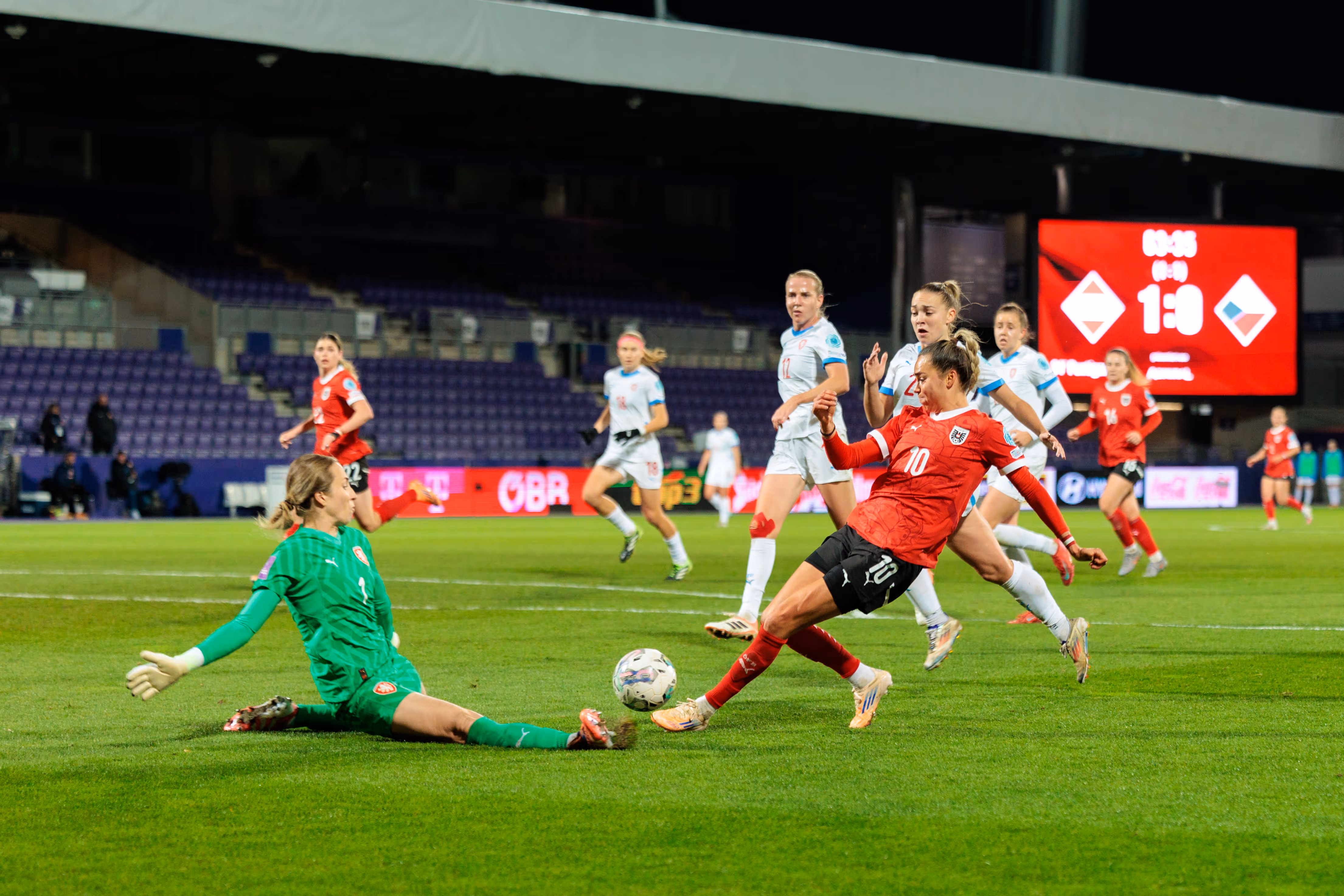 Julia Hickelsberger vom ÖFB-Frauenteam scheitert im Nations-League-Spiel gegen Tschechien mit einem Stangenschuss, während die Torhüterin vergeblich nach dem Ball hechtet