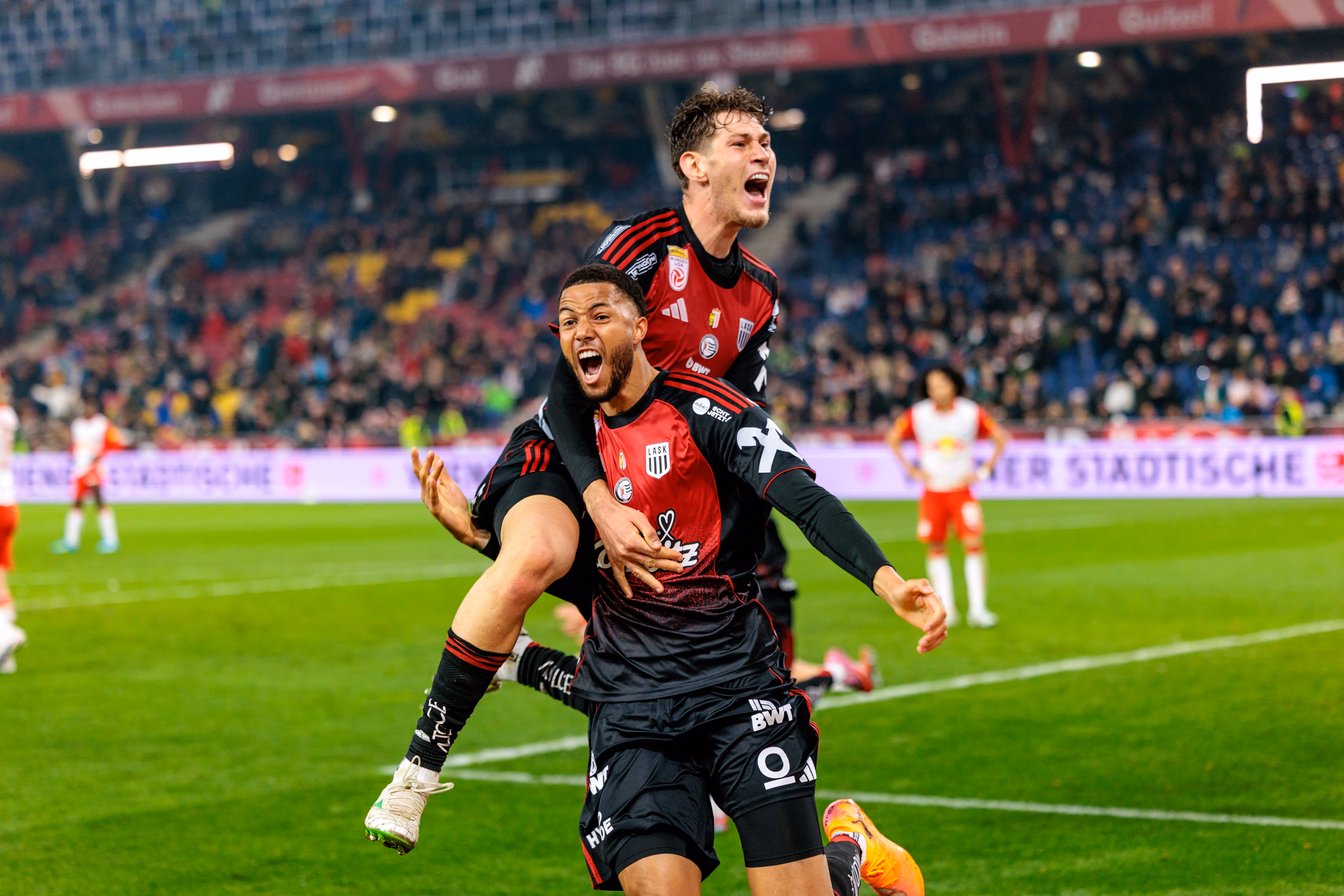 Drama in der Nachspielzeit: LASK stürmt mit 3:2-Auswärtssieg in Salzburg auf Platz zwei