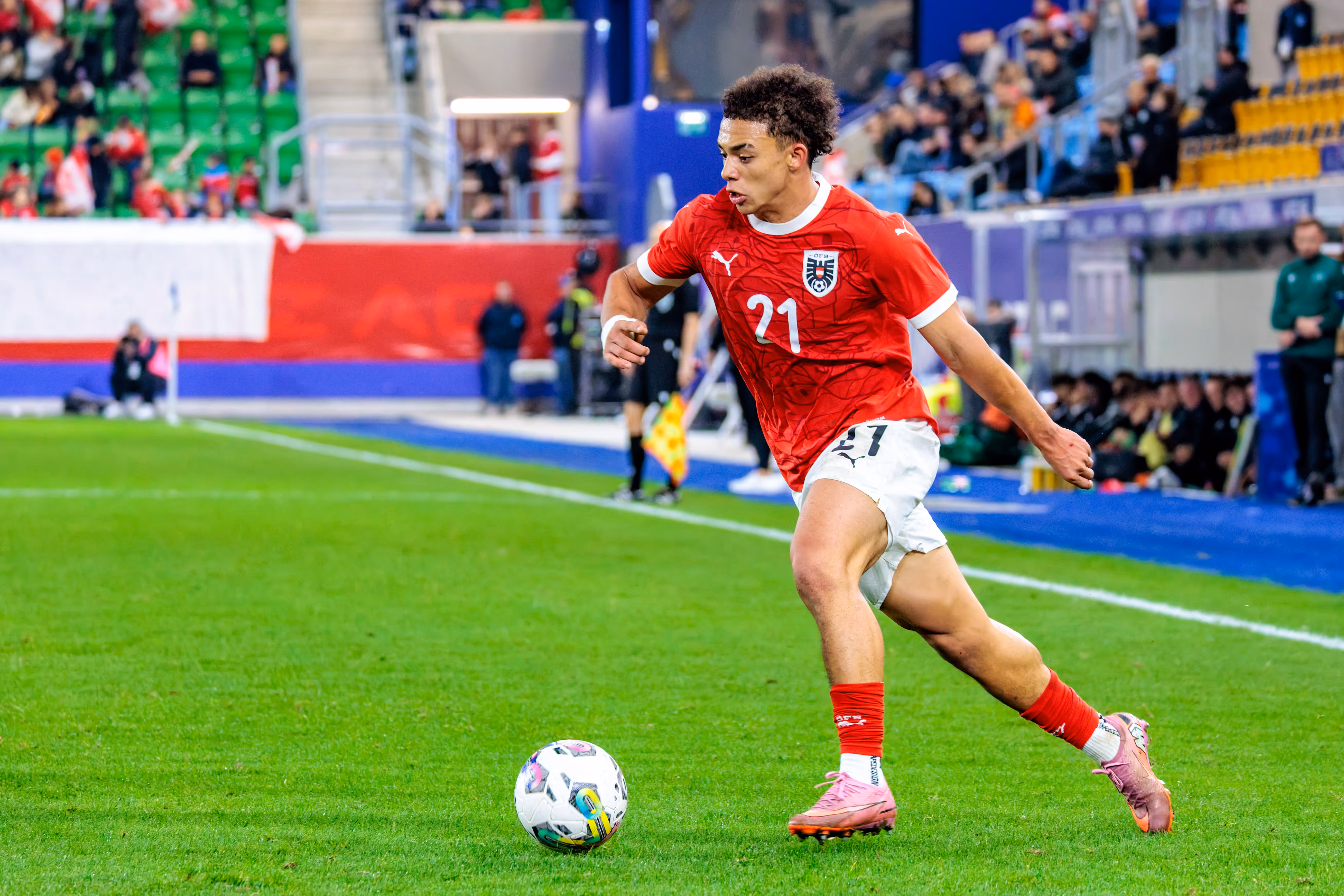Österreichs U21-Nationalspieler Jacob Hödl dribbelt im roten Trikot mit der Nummer 21 während des EM-Qualifikationsspiels gegen Wales am Ball