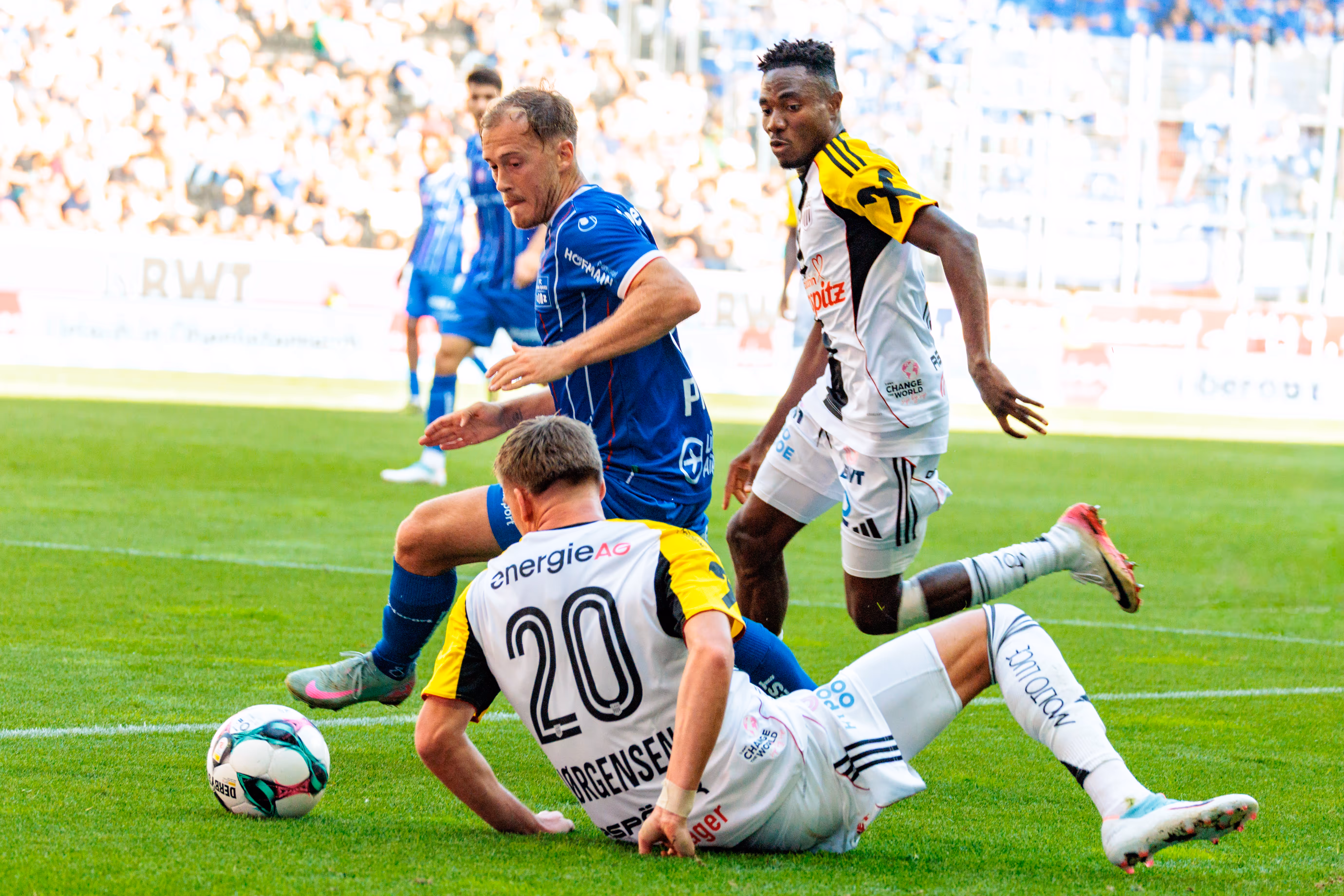 LASK-Spieler Kasper Jørgensen versucht im Zweikampf mit einer Grätsche den Ball von Simon Pirkl des FC Blau-Weiß Linz zu erobern