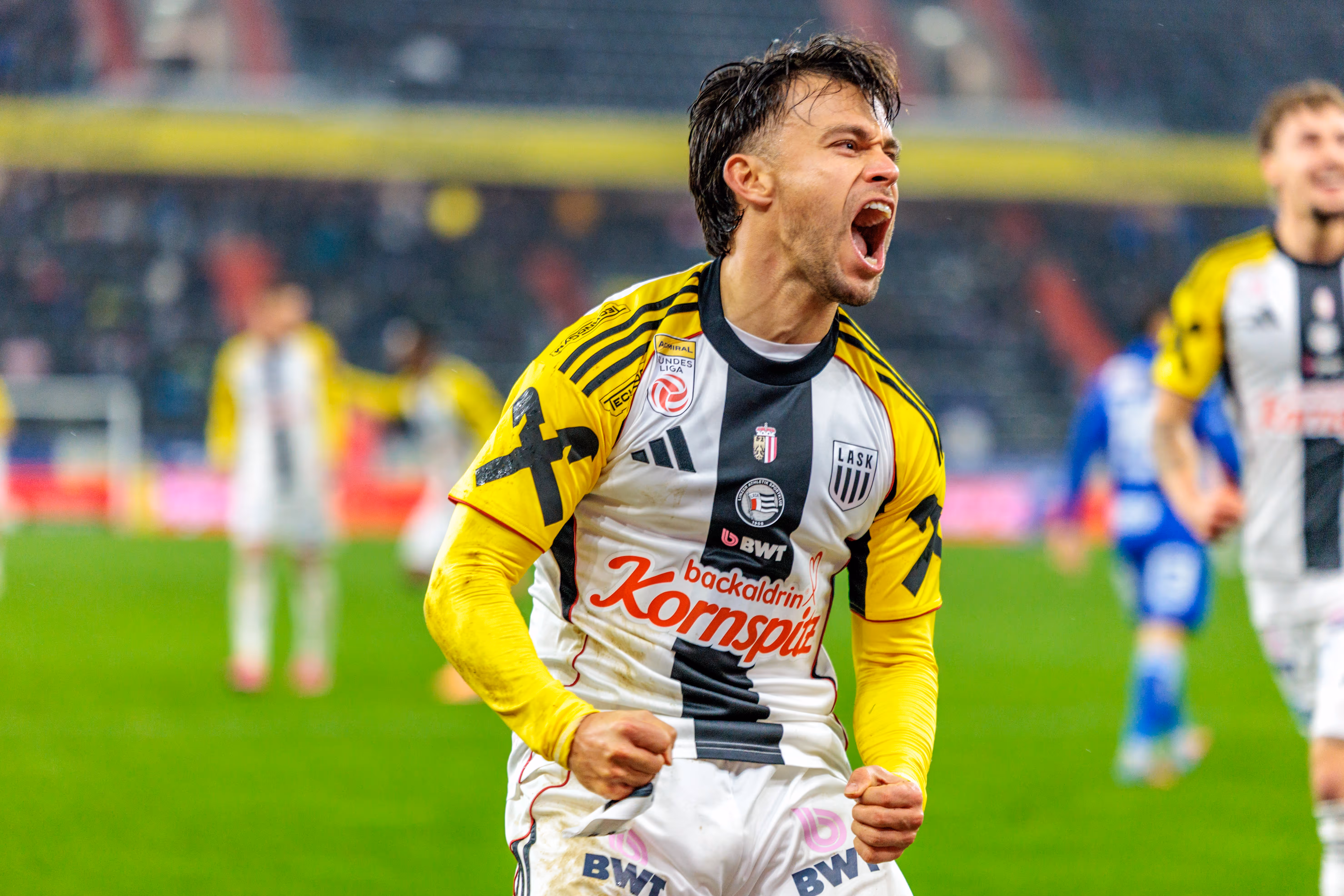Der LASK-Spieler Sascha Horvath feiert einen Treffer mit einem emotionalen Jubelschrei und geballten Fäusten