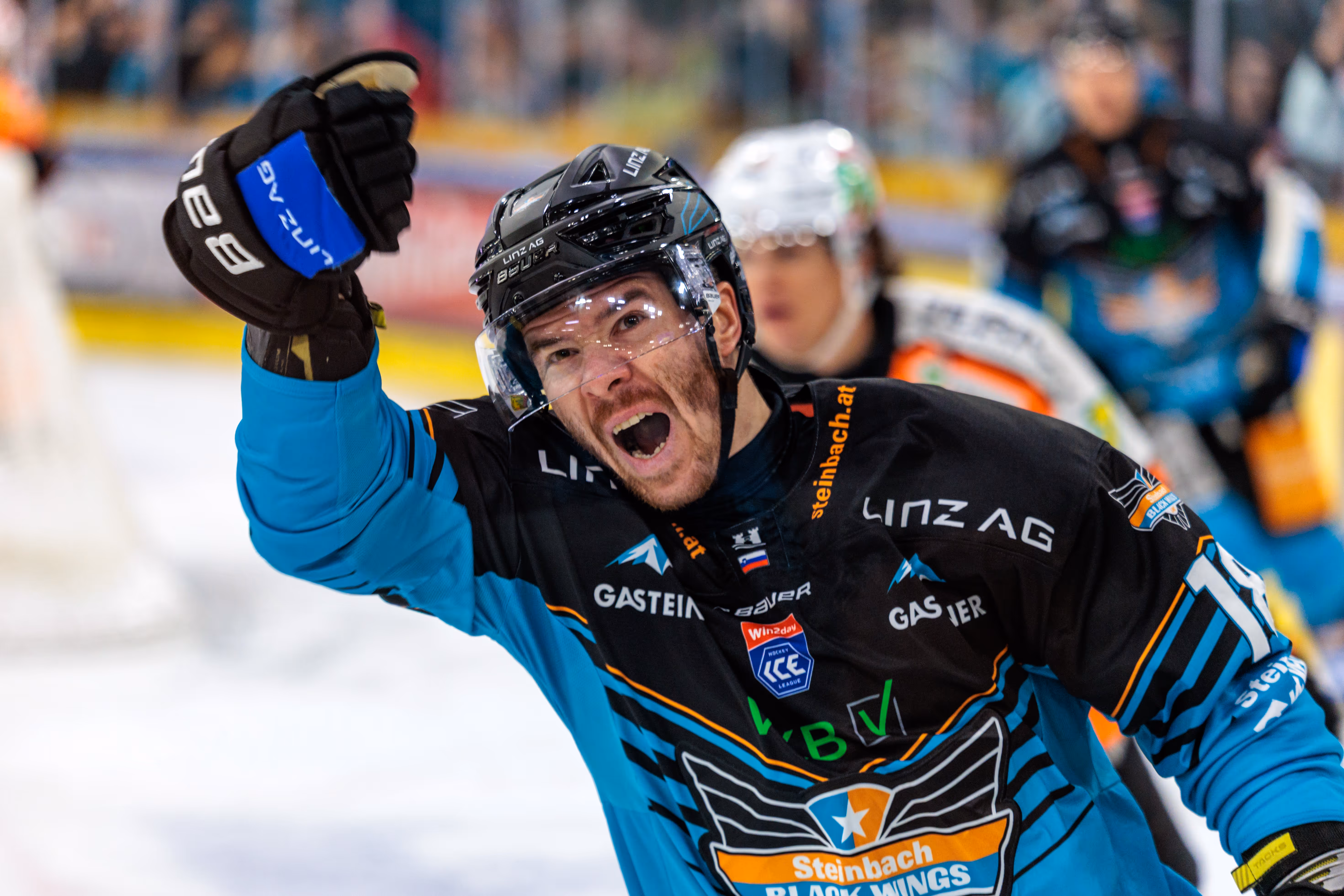 Der Eishockeyspieler Ken Ograjensek von den Steinbach Black Wings Linz feiert voller Emotionen seinen Treffer mit einem lauten Jubelschrei und erhobener Faust