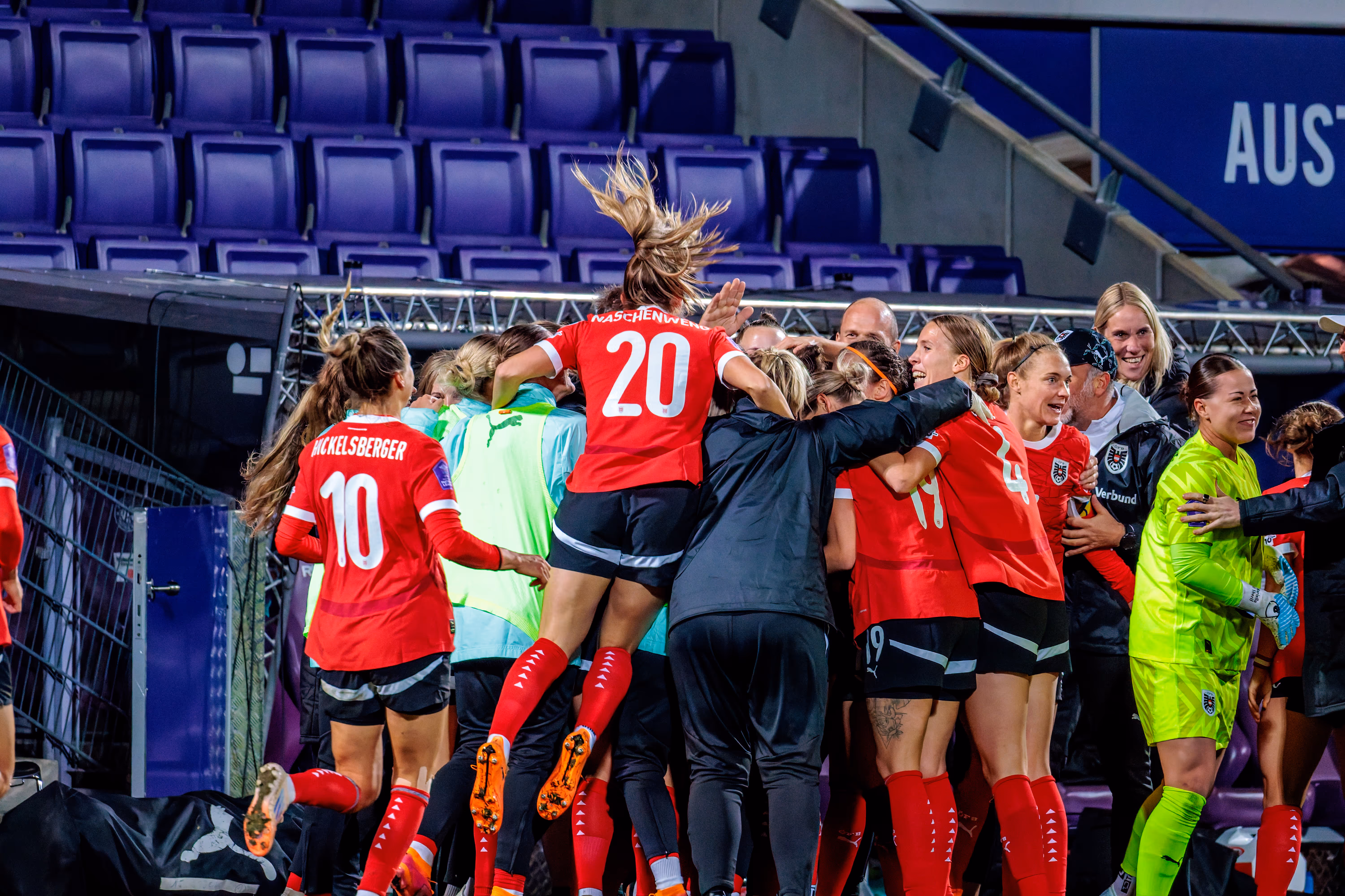 Die Spielerinnen des österreichischen Frauen-Nationalteams bilden eine ausgelassene Jubeltraube und feiern gemeinsam einen wichtigen Sieg