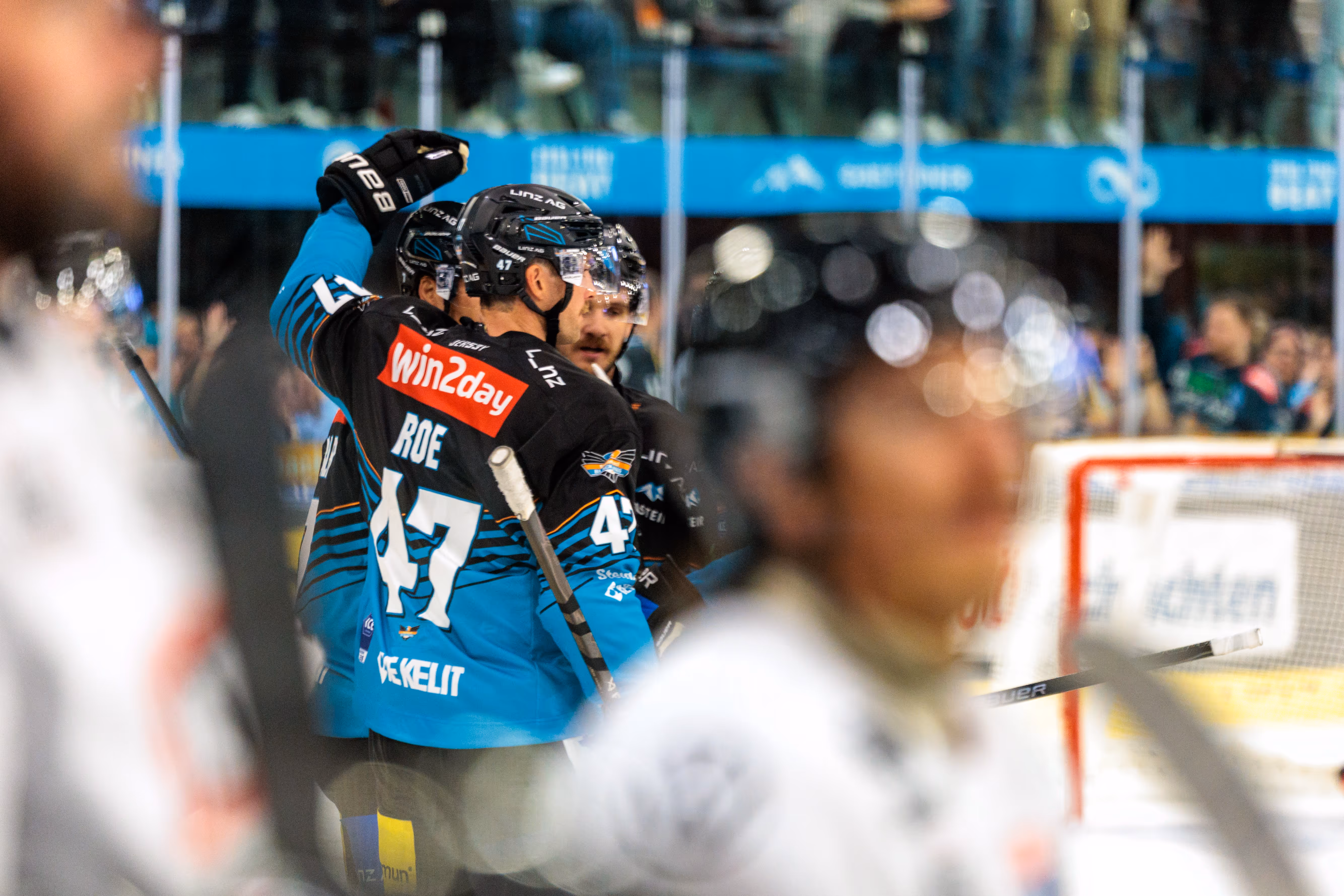Eishockeyspieler Logan Roe mit der Nummer 47 der Black Wings Linz bejubelt einen Erfolg auf dem Eis