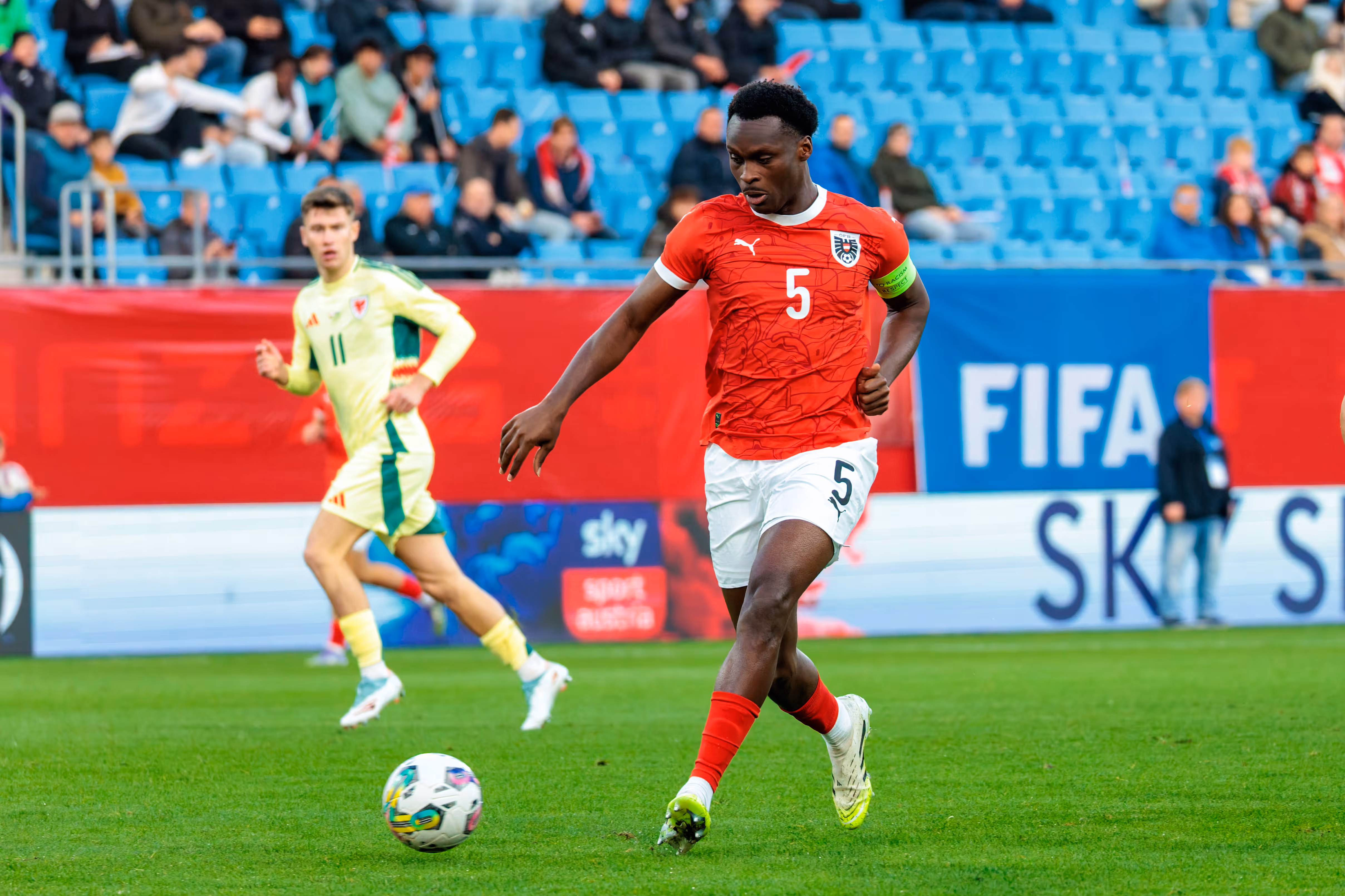 Österreichs U21-Kapitän Samson Baidoo führt den Ball am Fuß während des EM-Qualifikationsspiels gegen Wales