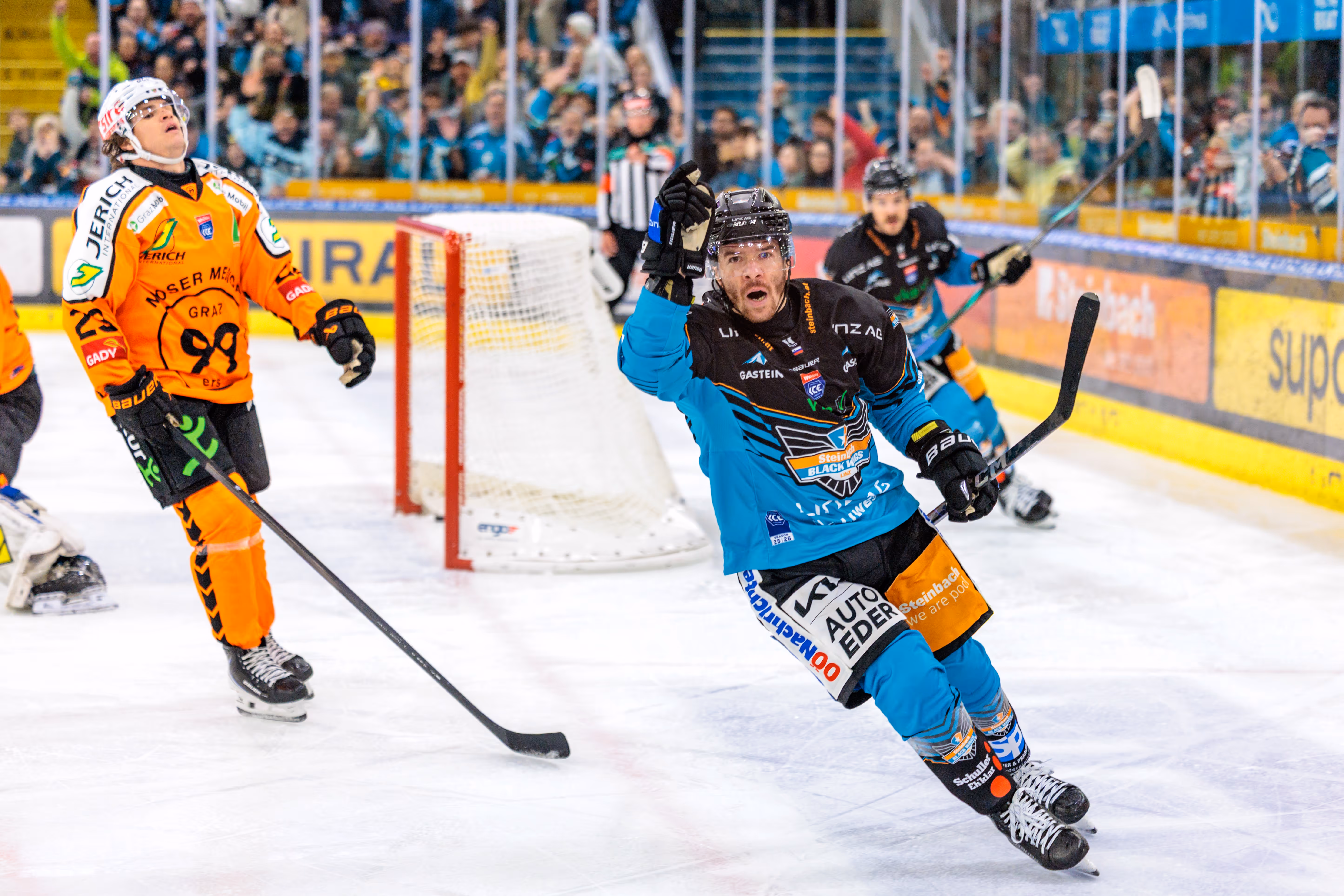 Ken Ograjensek von den Steinbach Black Wings Linz feiert mit einem lauten Jubelschrei seinen Führungstreffer zum 1:0 gegen die Graz99ers