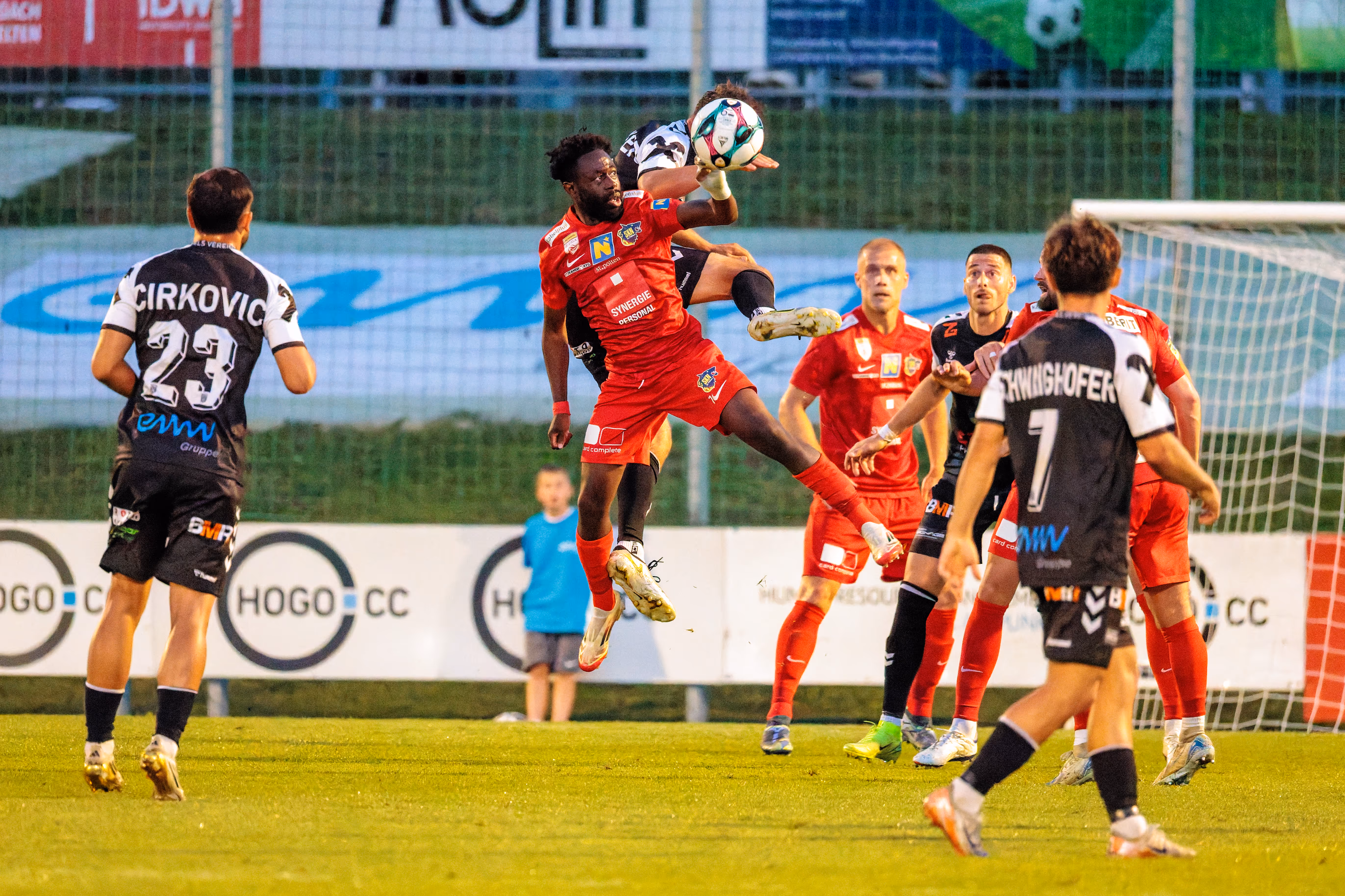 Ein Spieler des SKN St. Pölten und von Herta Wels springt in einem packenden ÖFB Cup-Duell in die Höhe, um den Ball mit dem Kopf zu spielen