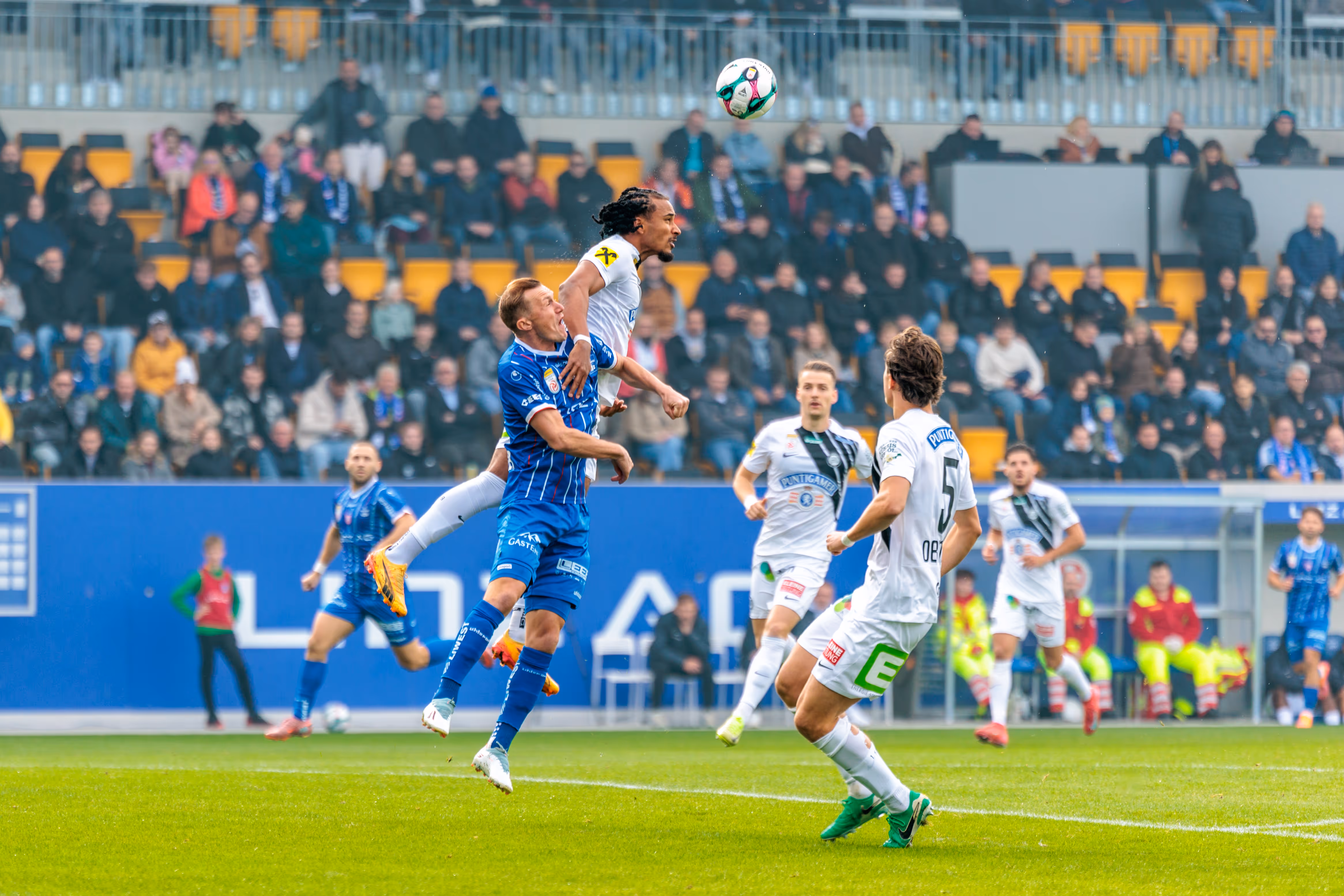 Sturm-Graz-Stürmer Seedy Jatta in einem intensiven Kopfballduell mit einem Gegenspieler des FC Blau-Weiß Linz während des Bundesliga-Spiels