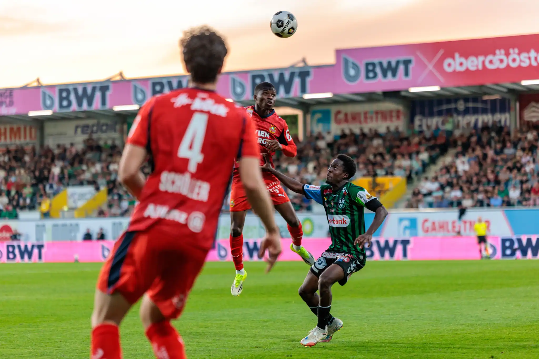 Ein intensives Kopfballduell im Strafraum während des Bundesliga-Playoff-Spiels zwischen der SV Ried und Rapid Wien