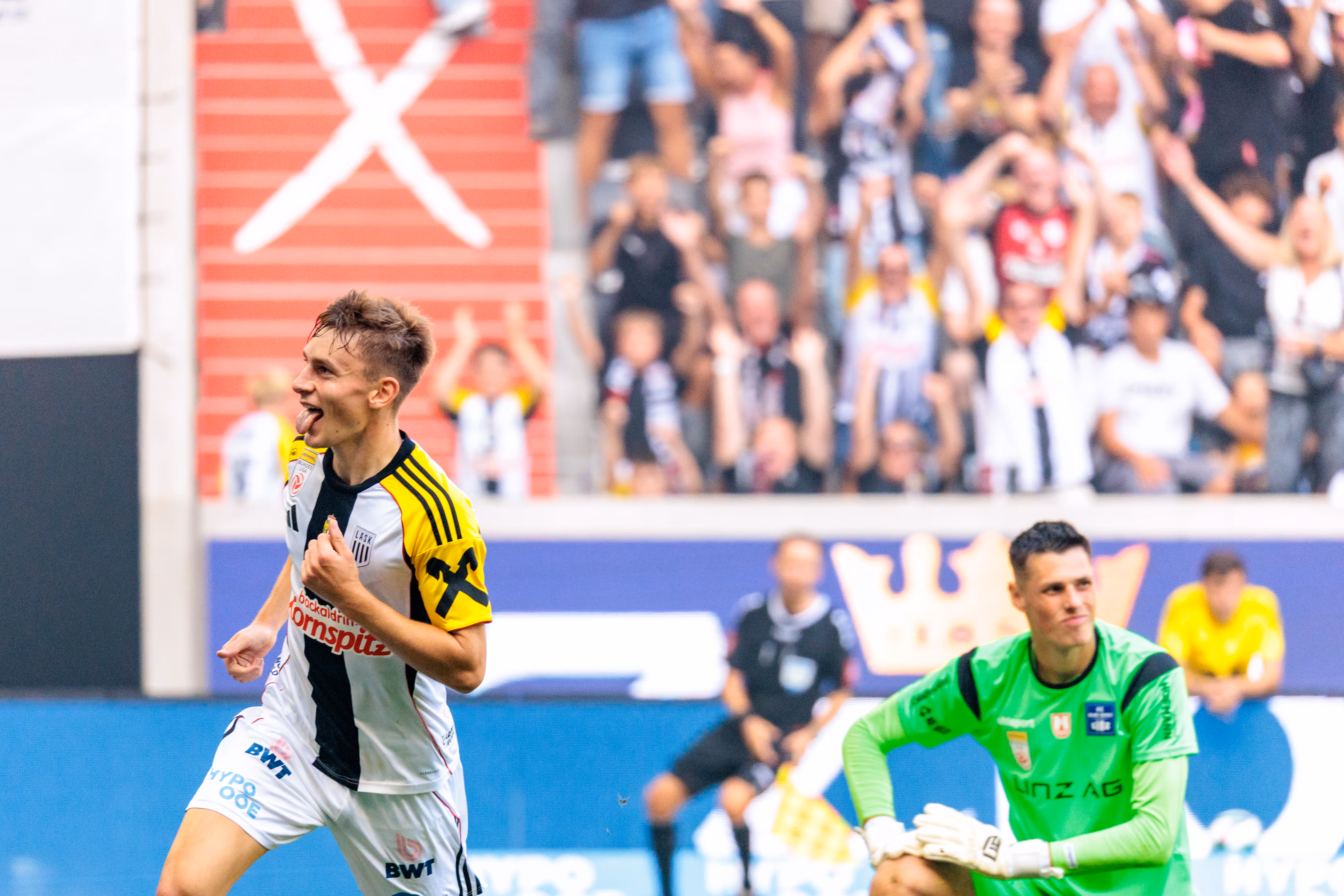 LASK-Stürmer Christoph Lang jubelt ausgelassen mit herausgestreckter Zunge über sein Tor im Linzer Derby gegen Blau-Weiß Linz