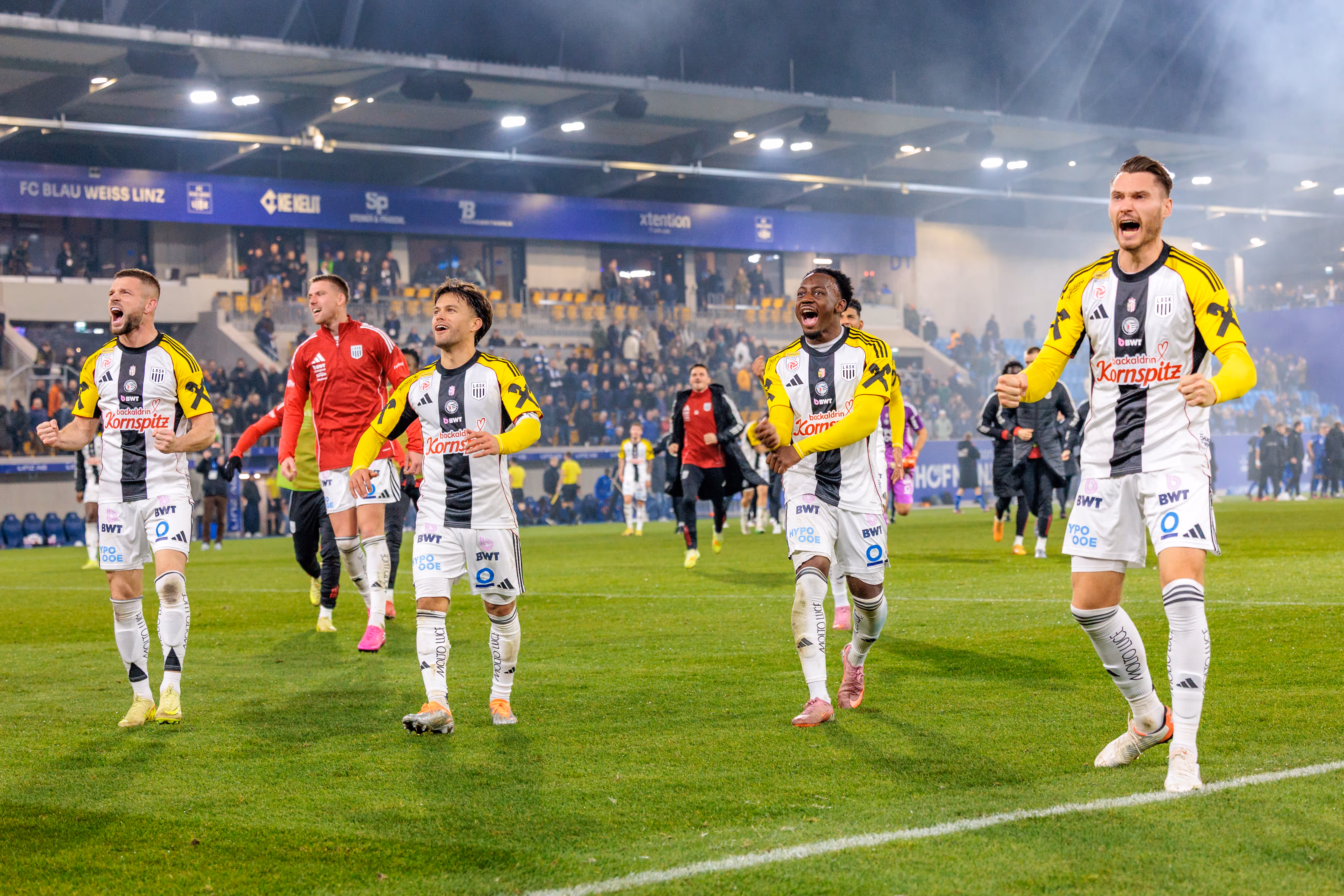 Die Spieler des LASK feiern nach dem Schlusspfiff ausgelassen und emotional den Sieg im Linzer Derby gegen Blau-Weiß Linz