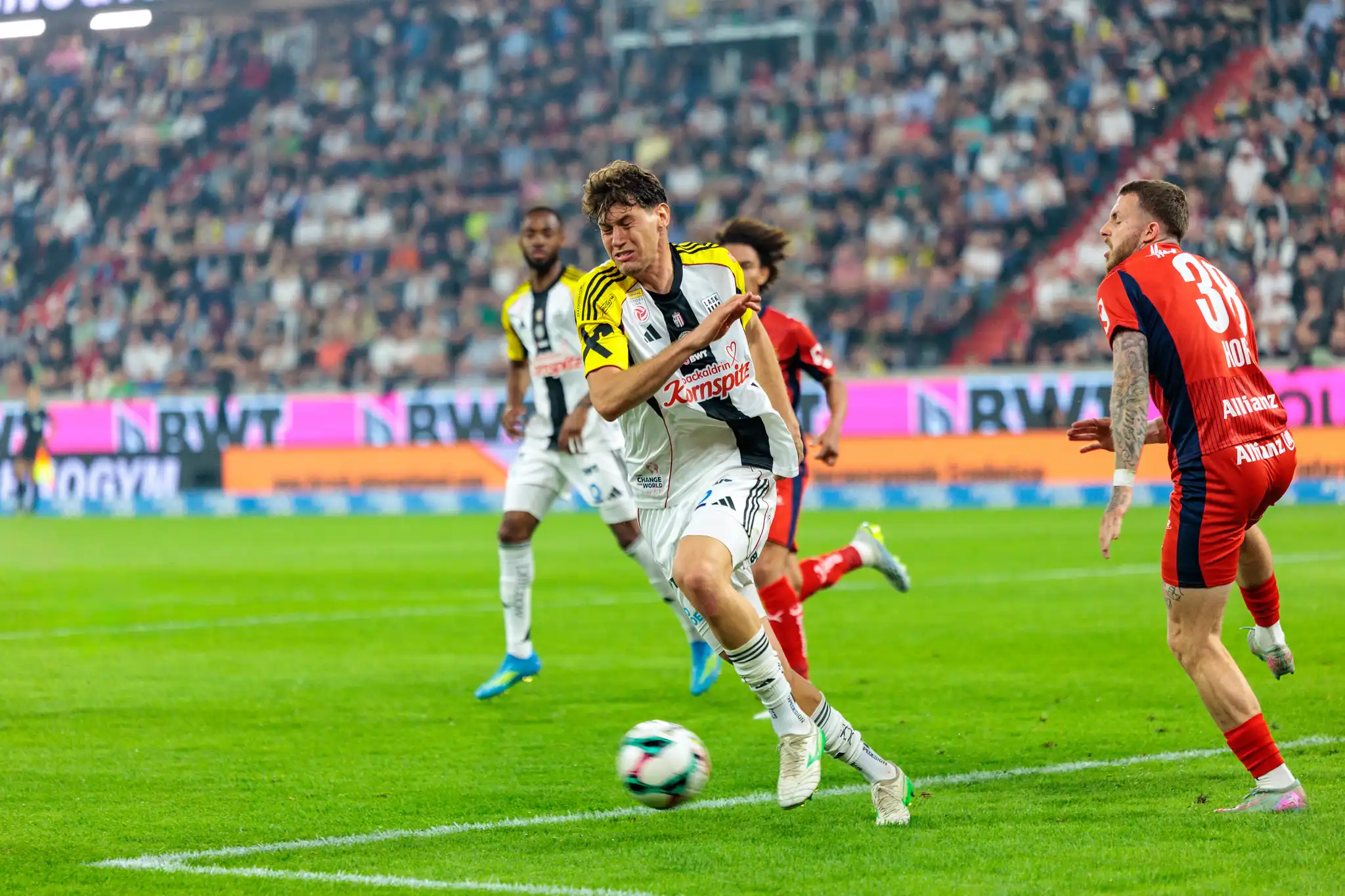 Ein Spieler des LASK befindet sich im Sprint während der Bundesliga-Partie gegen den SK Rapid