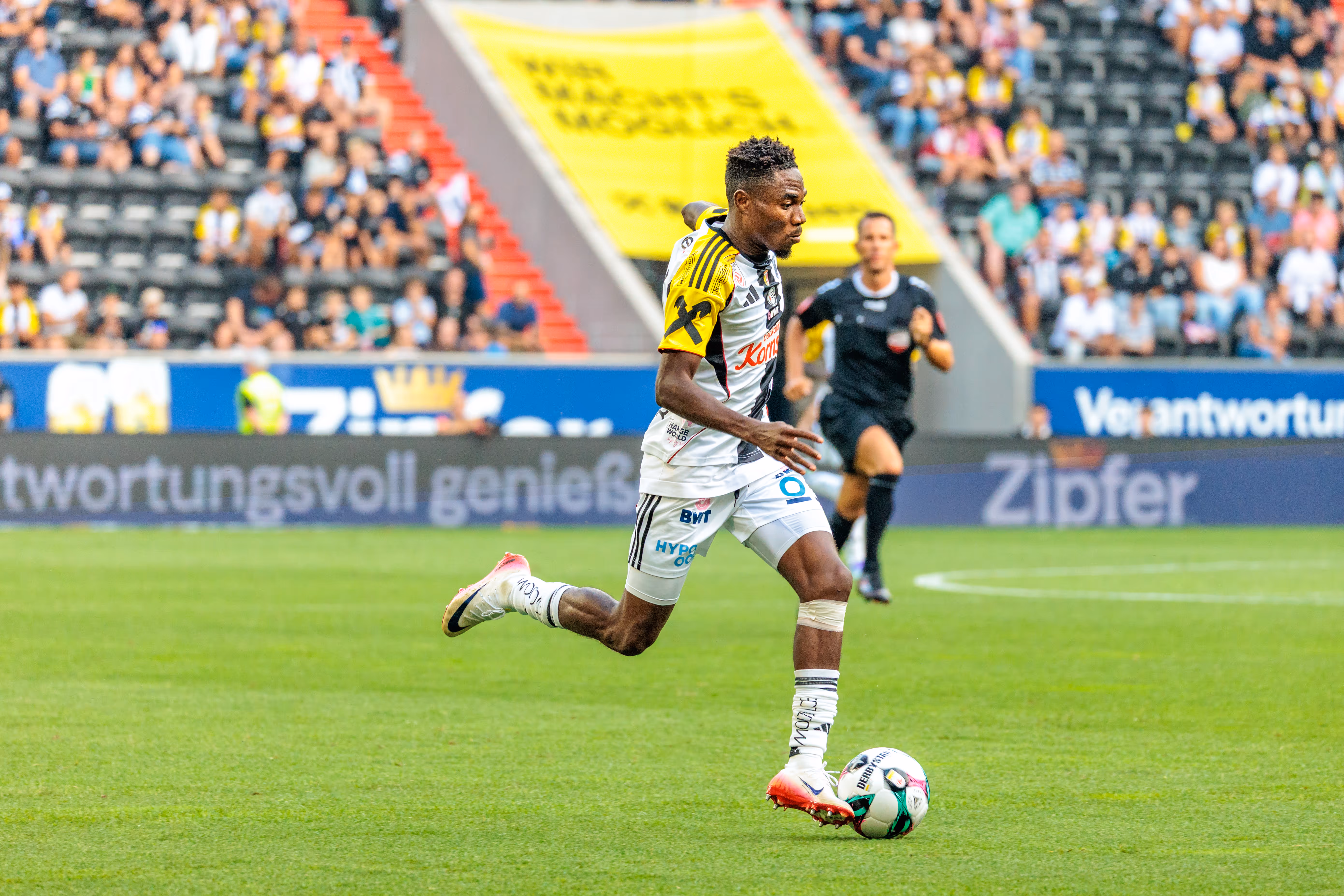 Moses Usor, ein LASK-Fußballspieler, dribbelt während des Bundesligaspiels gegen Austria Wien