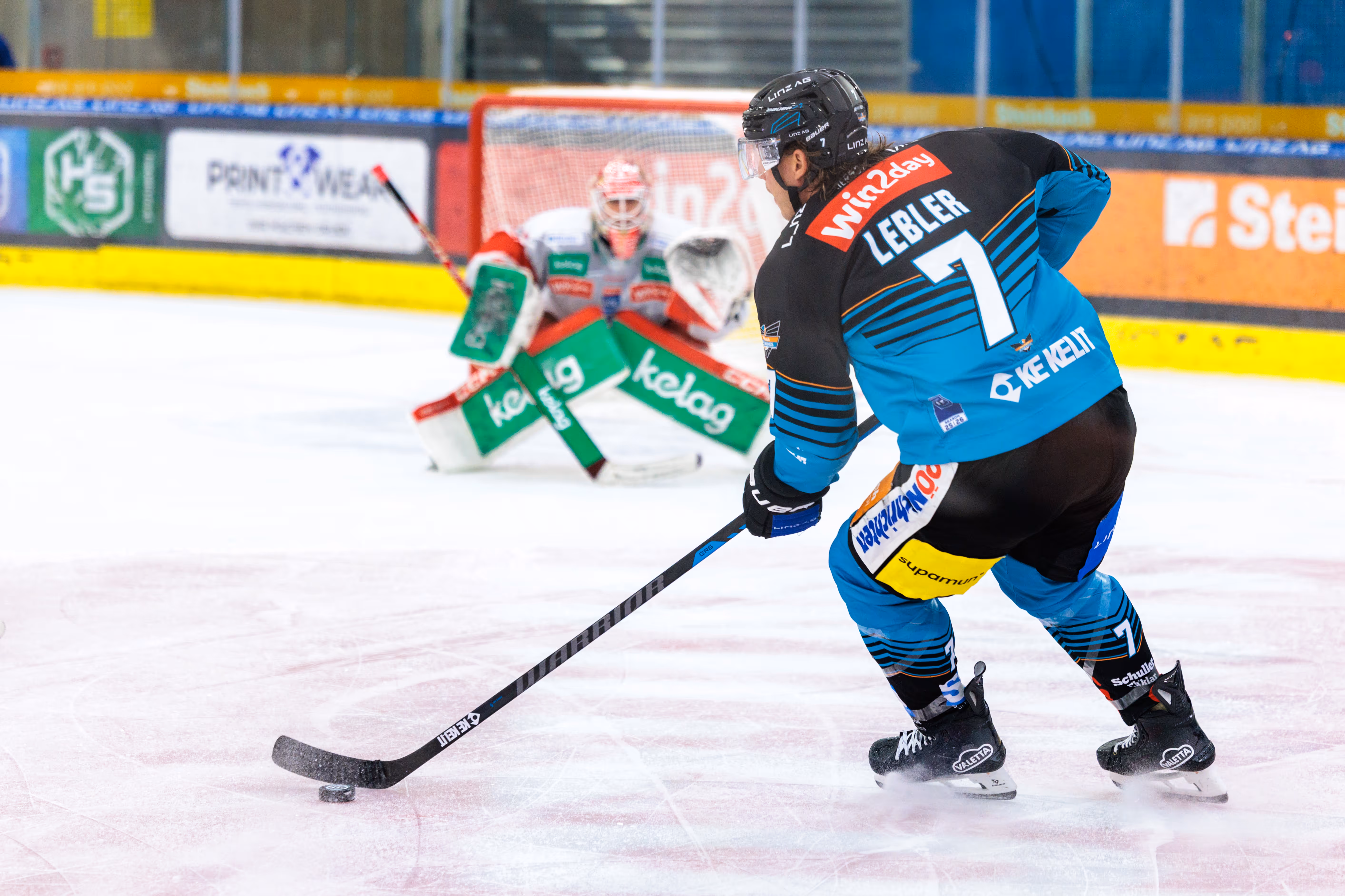 Der Stürmer der Steinbach Black Wings Linz, Brian Lebler, schießt in einem Spiel der ICE Hockey League auf das Tor des EC-KAC