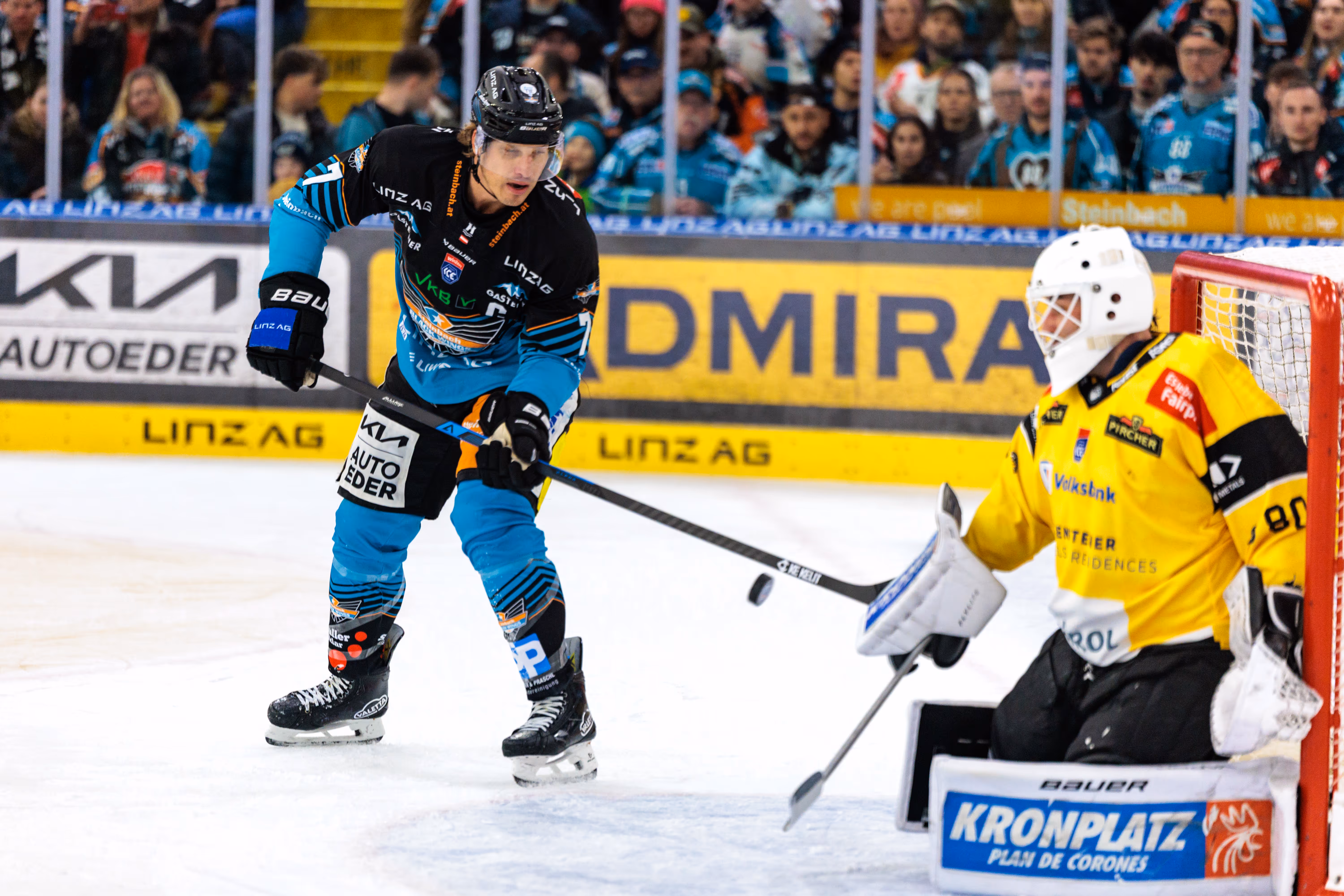 Eishockeyspieler Brian Lebler von den Black Wings Linz bei einem Torschuss auf den Goalie des HC Pustertal während des Spiels der ICE Hockey League