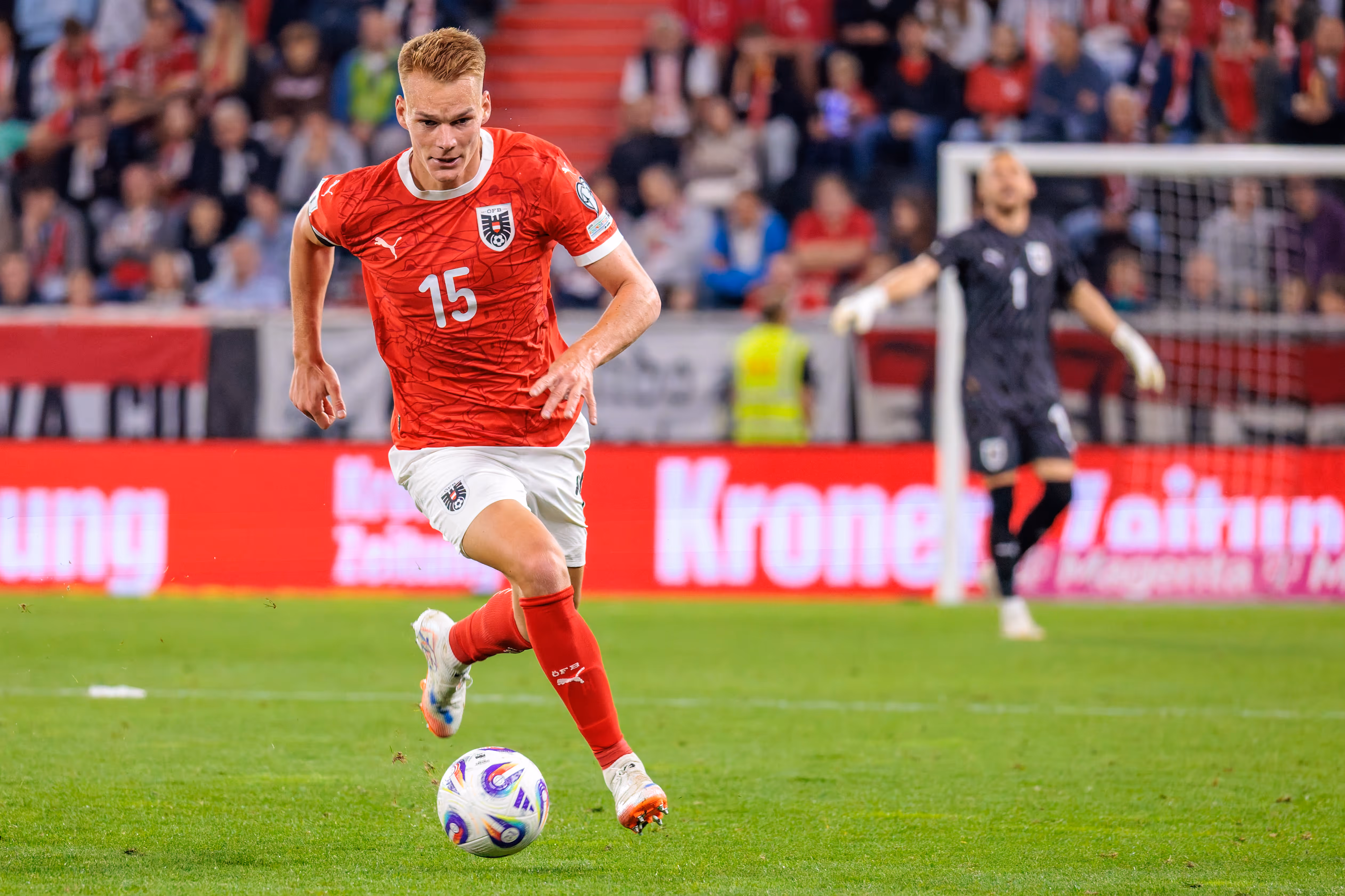 Philipp Lienhart im roten Österreich-Trikot dribbelt den Fußball konzentriert während des WM-Qualifikationsspiels gegen Zypern