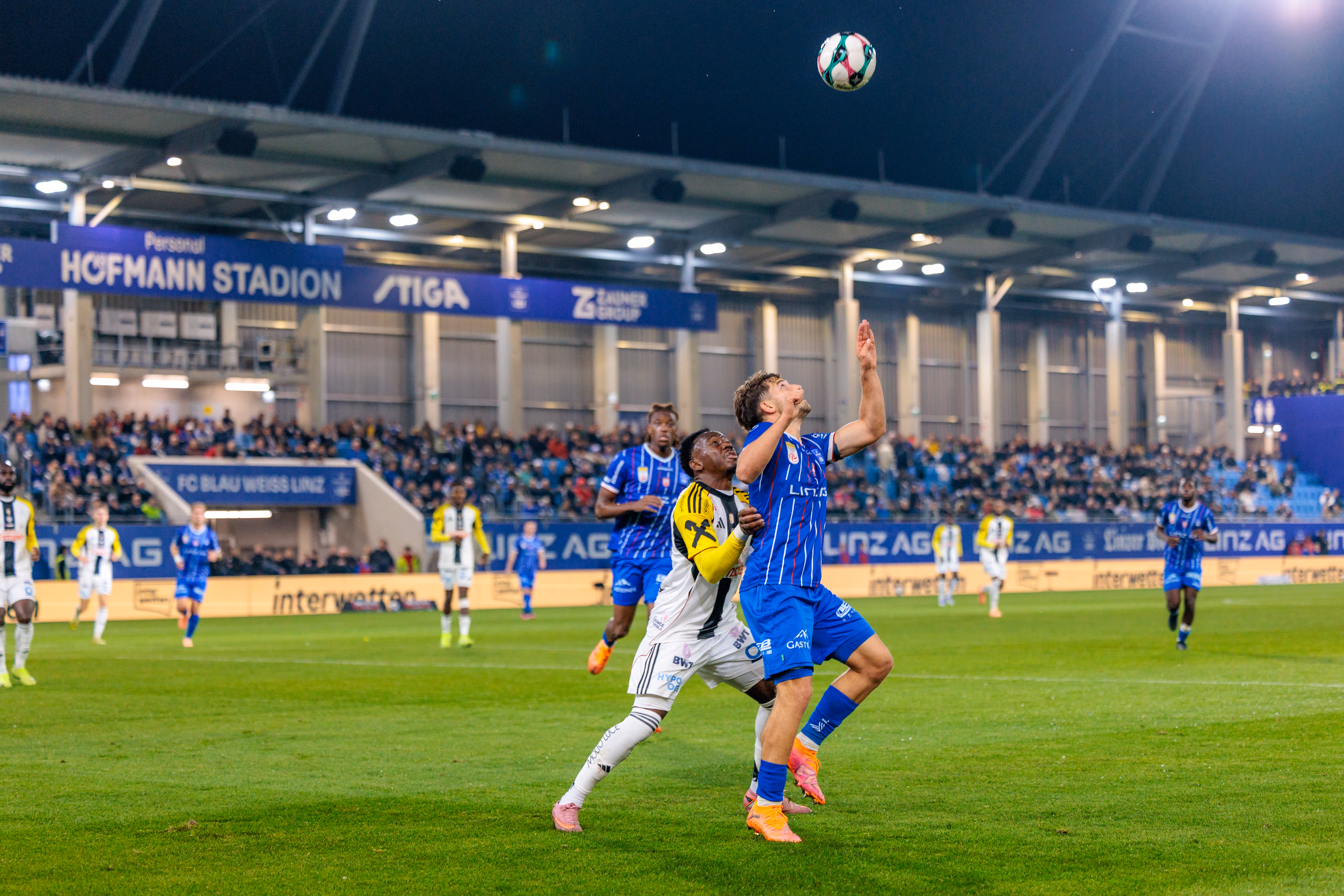 Der Blau-Weiß-Spieler Aleksandar Pašić im intensiven Kopfballduell gegen George Bello vom LASK während des Linzer Derbys in der Bundesliga