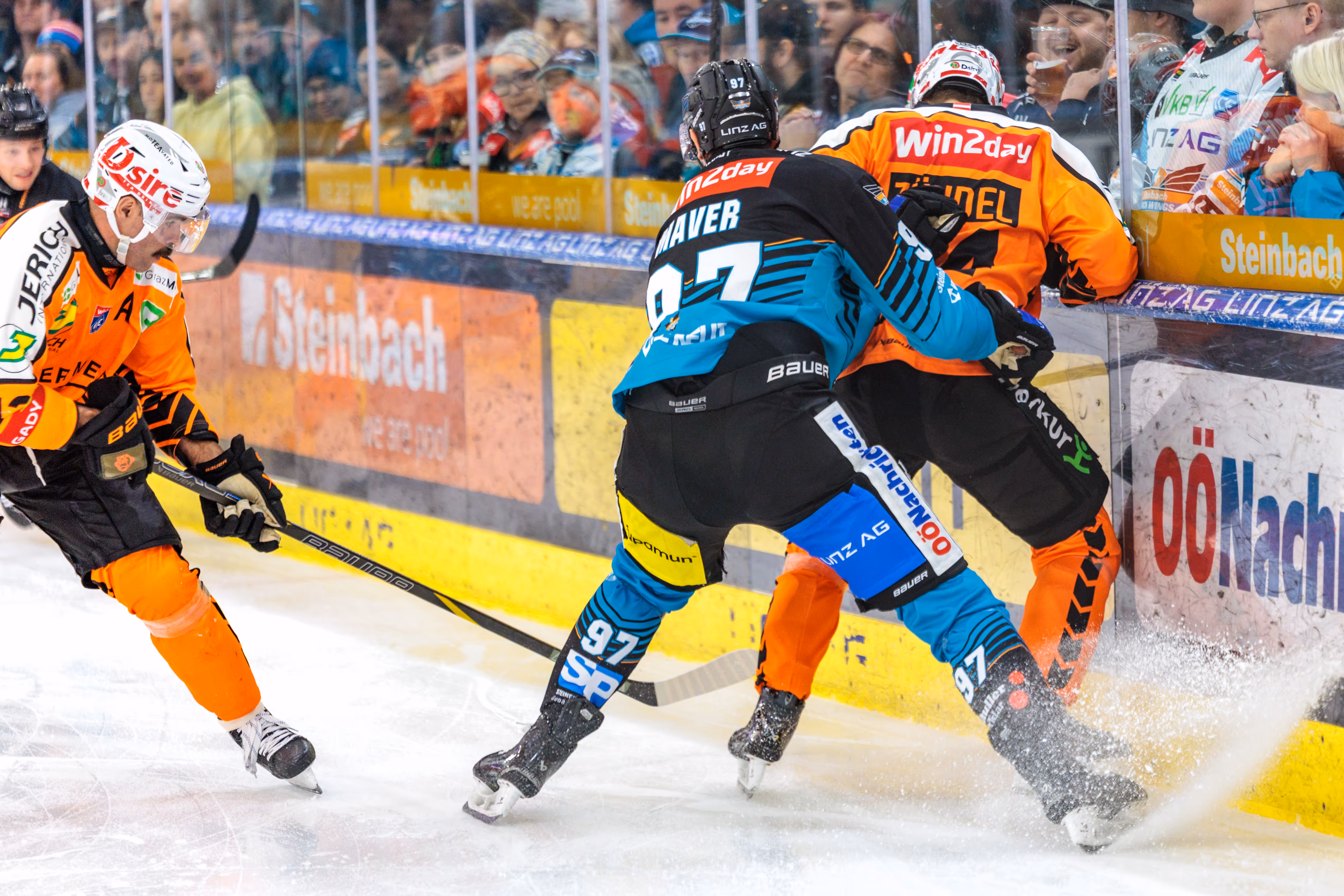 Luka Maver von den Steinbach Black Wings Linz checkt Kilian Zündel von den Graz99ers in einem intensiven Zweikampf an der Bande während eines Spiels der ICE Hockey League