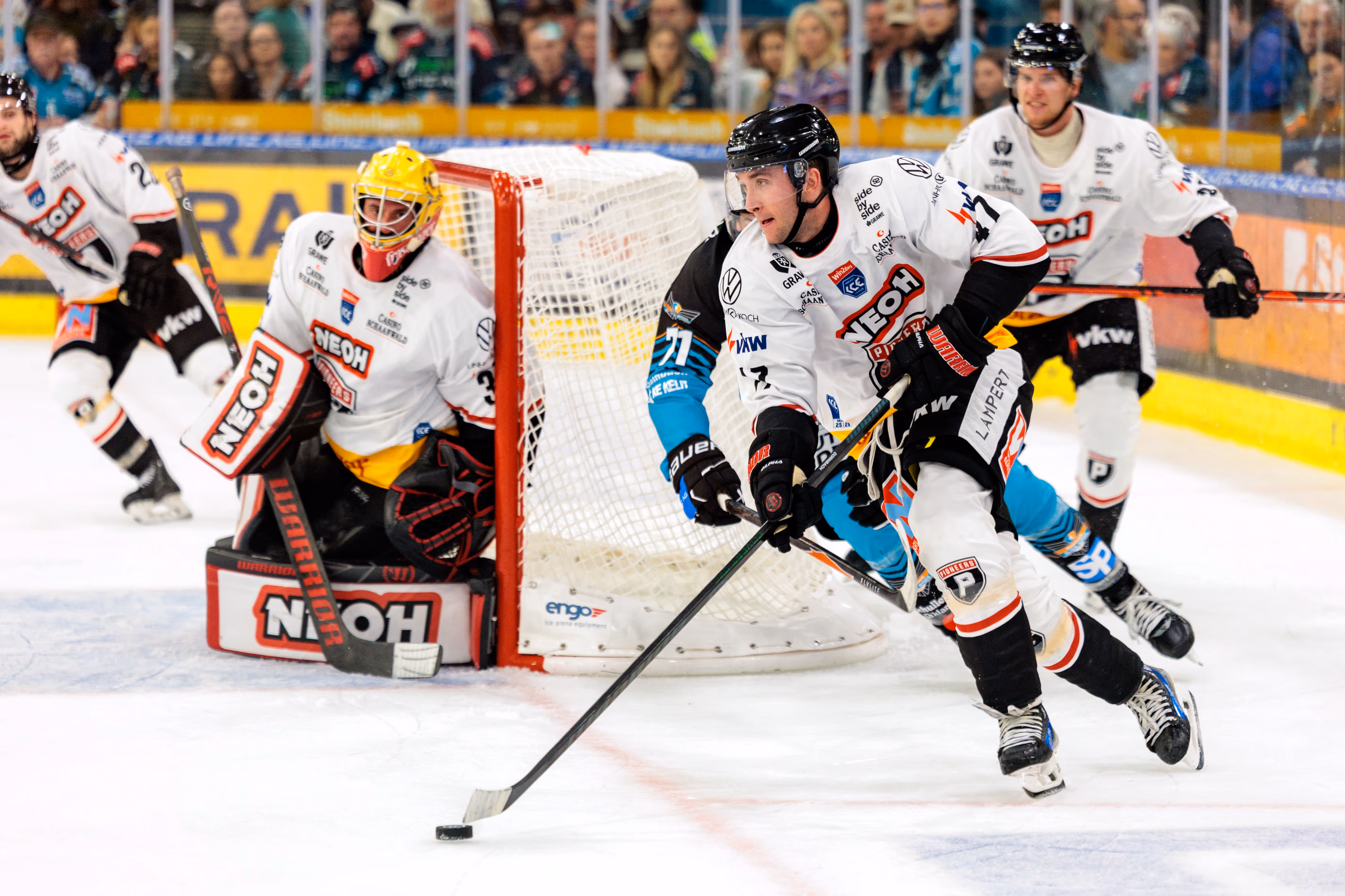 Kevin Macierzynski der Pioneers Vorarlberg gleitet mit dem Puck um das Tor