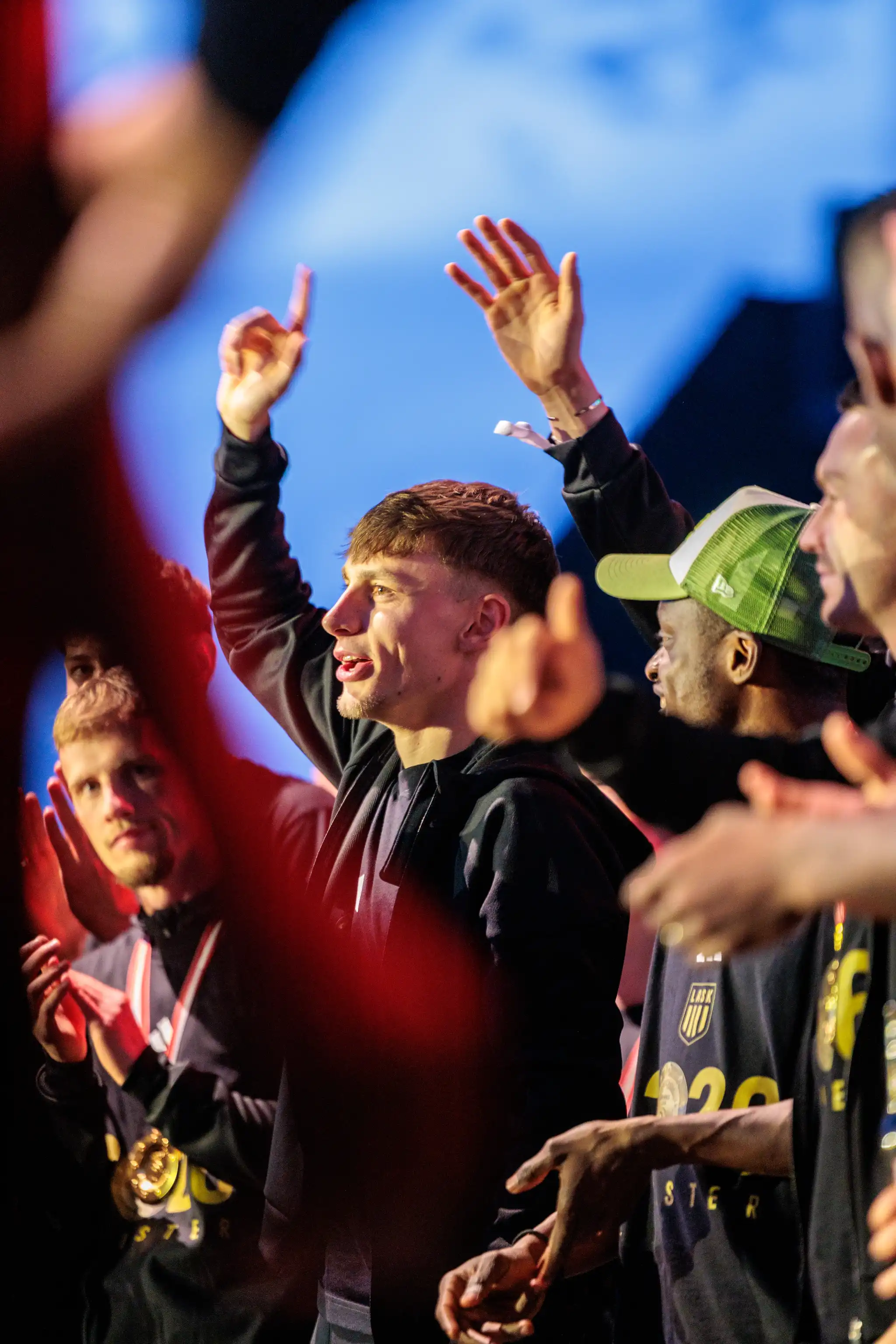 Die Mannschaft des LASK feiert mit kollektivem Jubel auf der Bühne bei der Meisterfeier in Linz