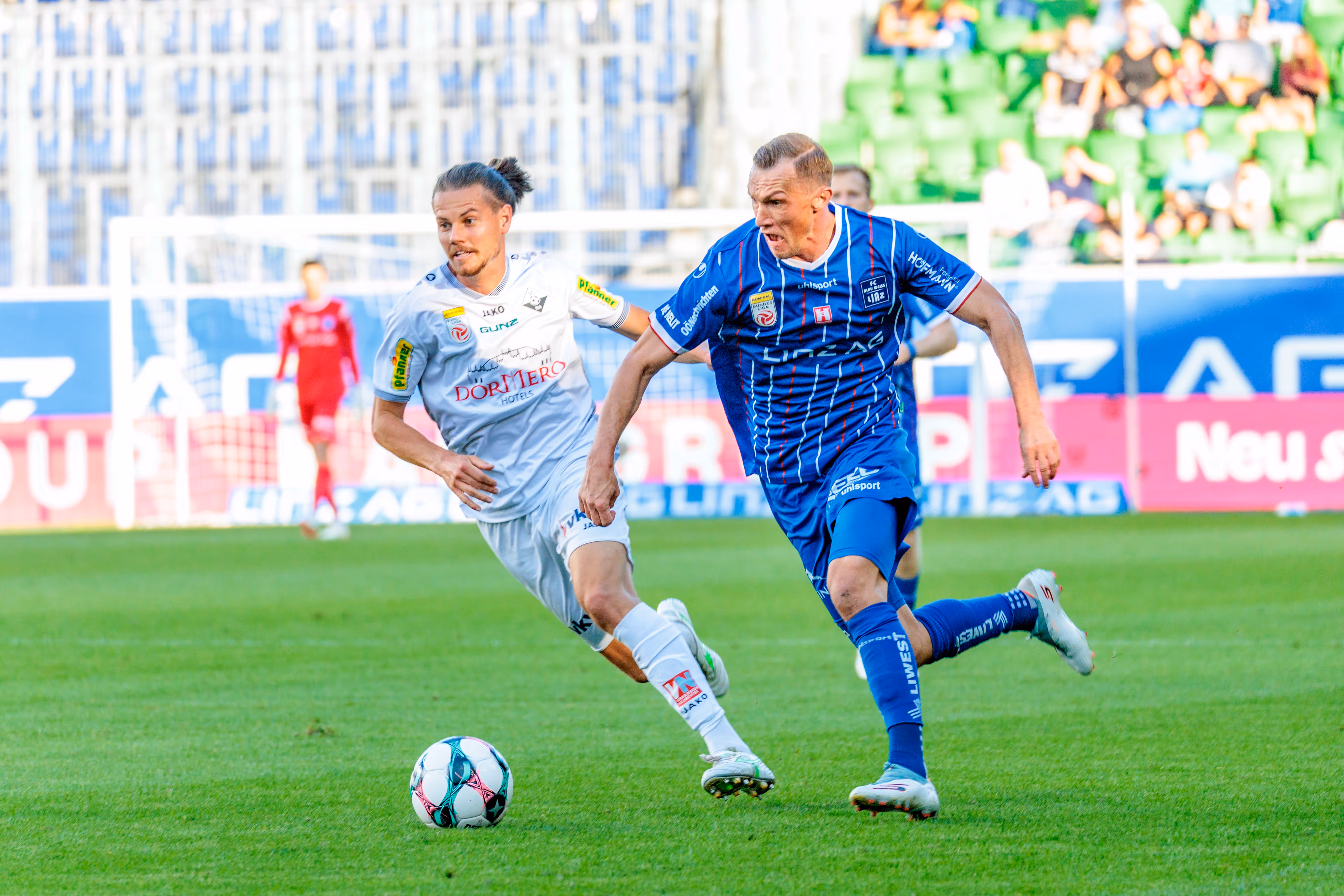 Der Blau-Weiß Linz Spieler Manuel Maranda bestreitet ein intensives Laufduell gegen einen ballführenden Gegenspieler vom SCR Altach