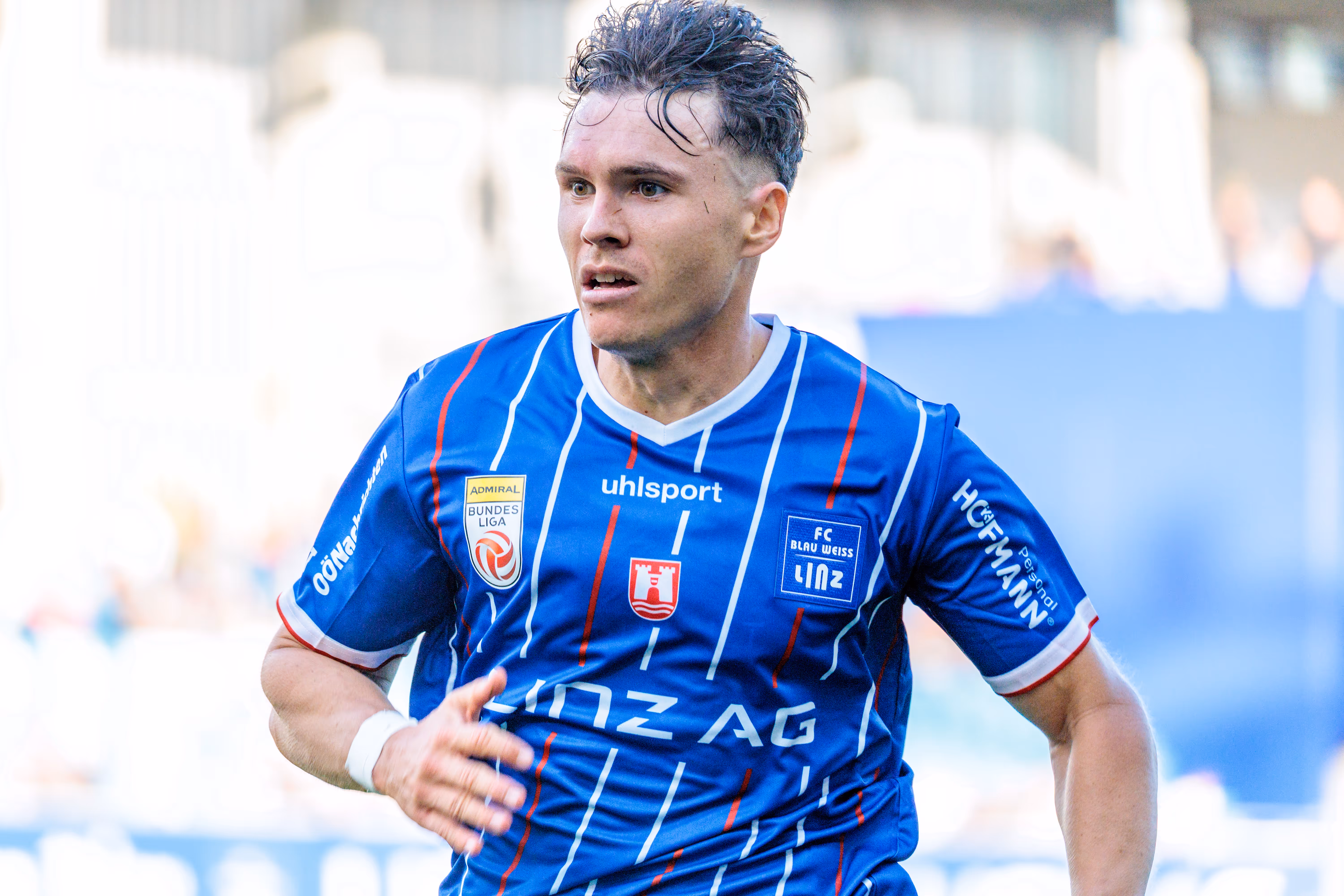 Porträt des konzentrierten Fußballprofis Marcel Schantl vom FC Blau-Weiß Linz im blauen Trikot während des Bundesligaspiels